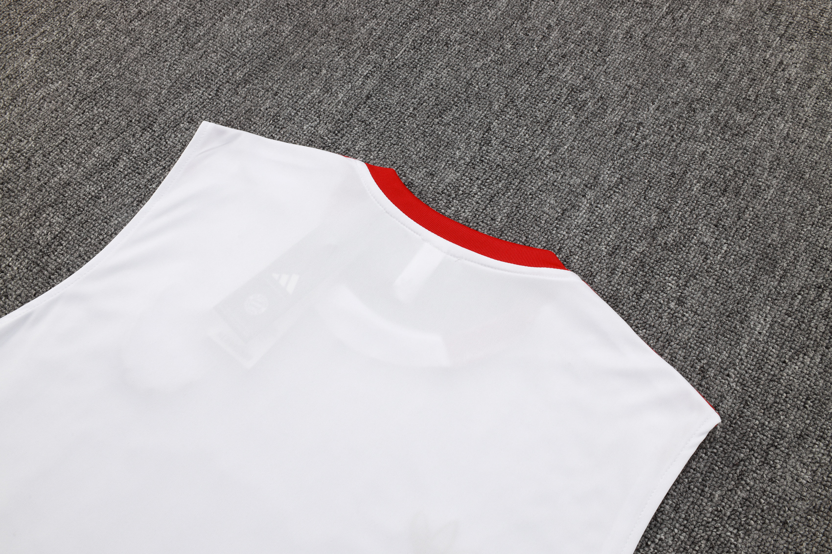 Bayern Sleeveless training suit D2536