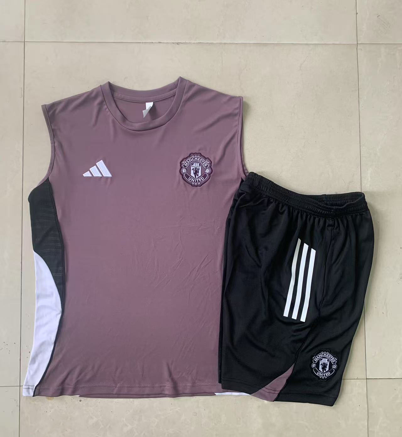 Man Utd Sleevesless Training Suit D25123