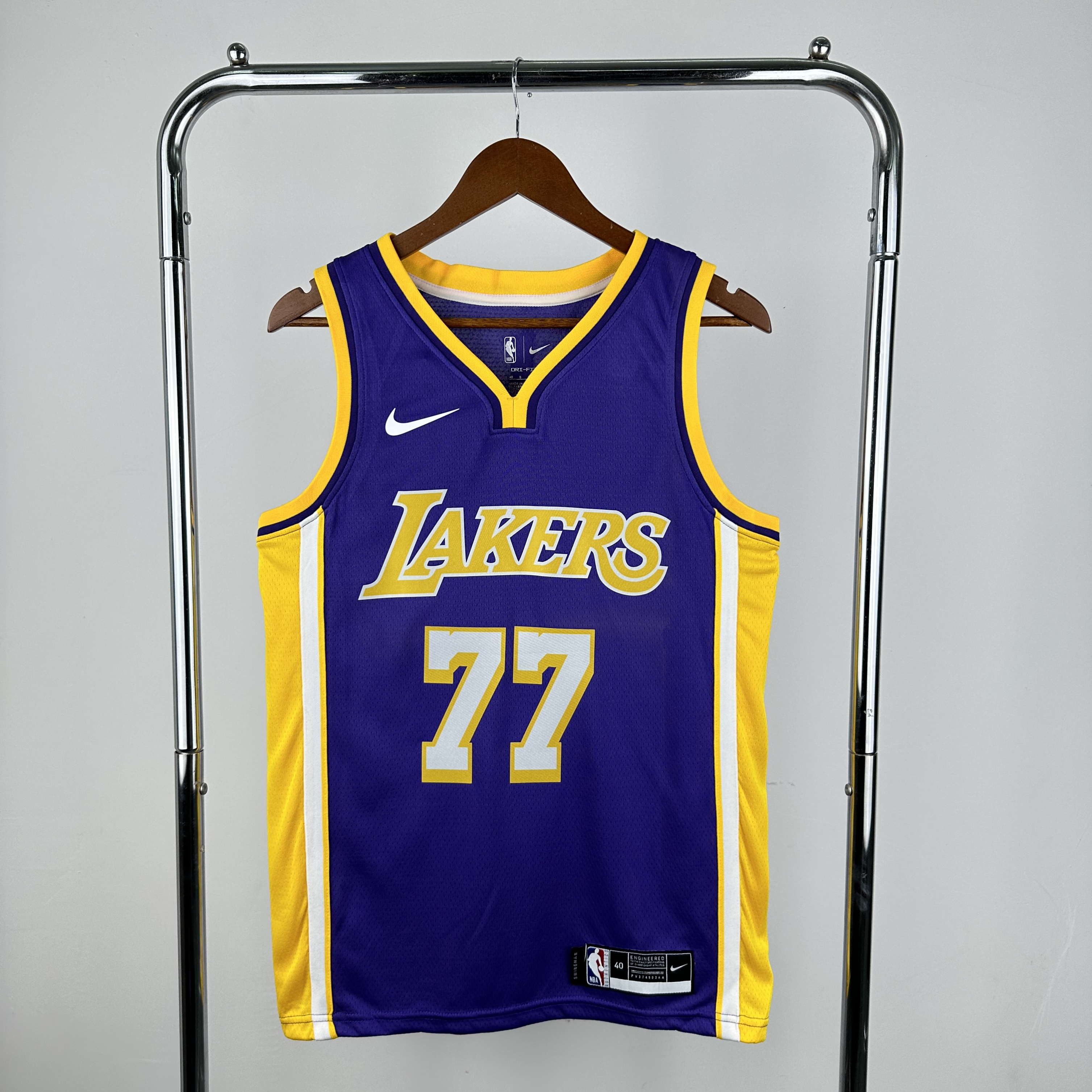 Lakers V-neck No.77 Dončić