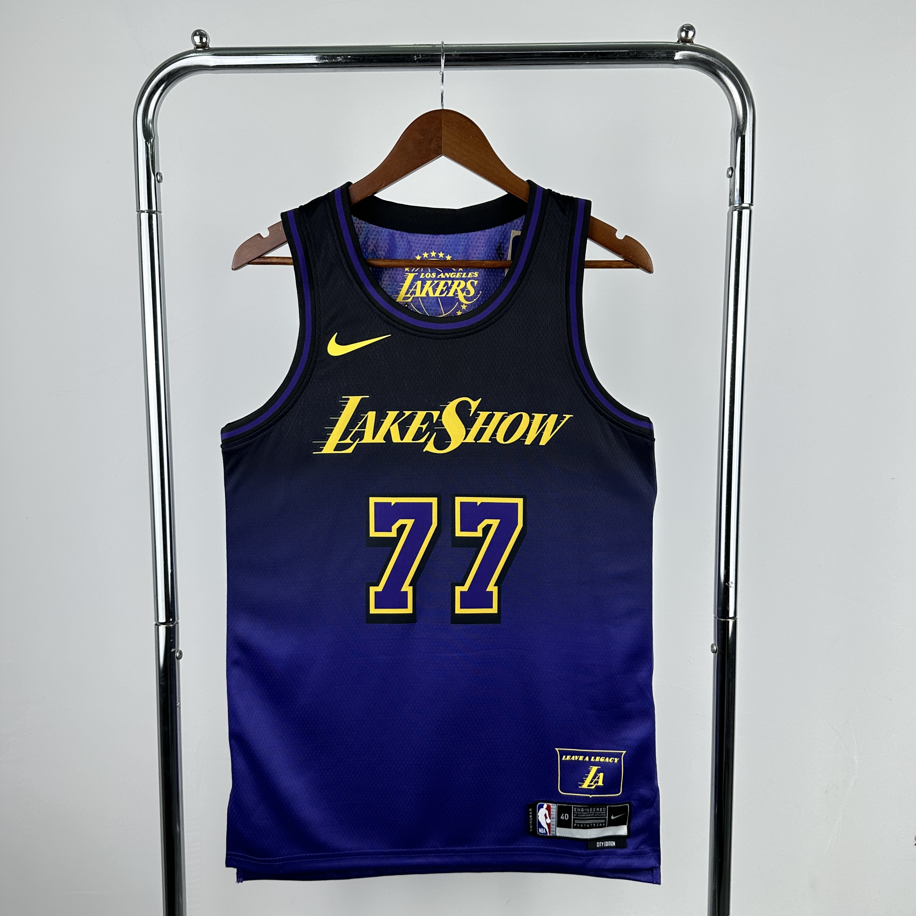 25 Season Lakers No. 77 Dončić