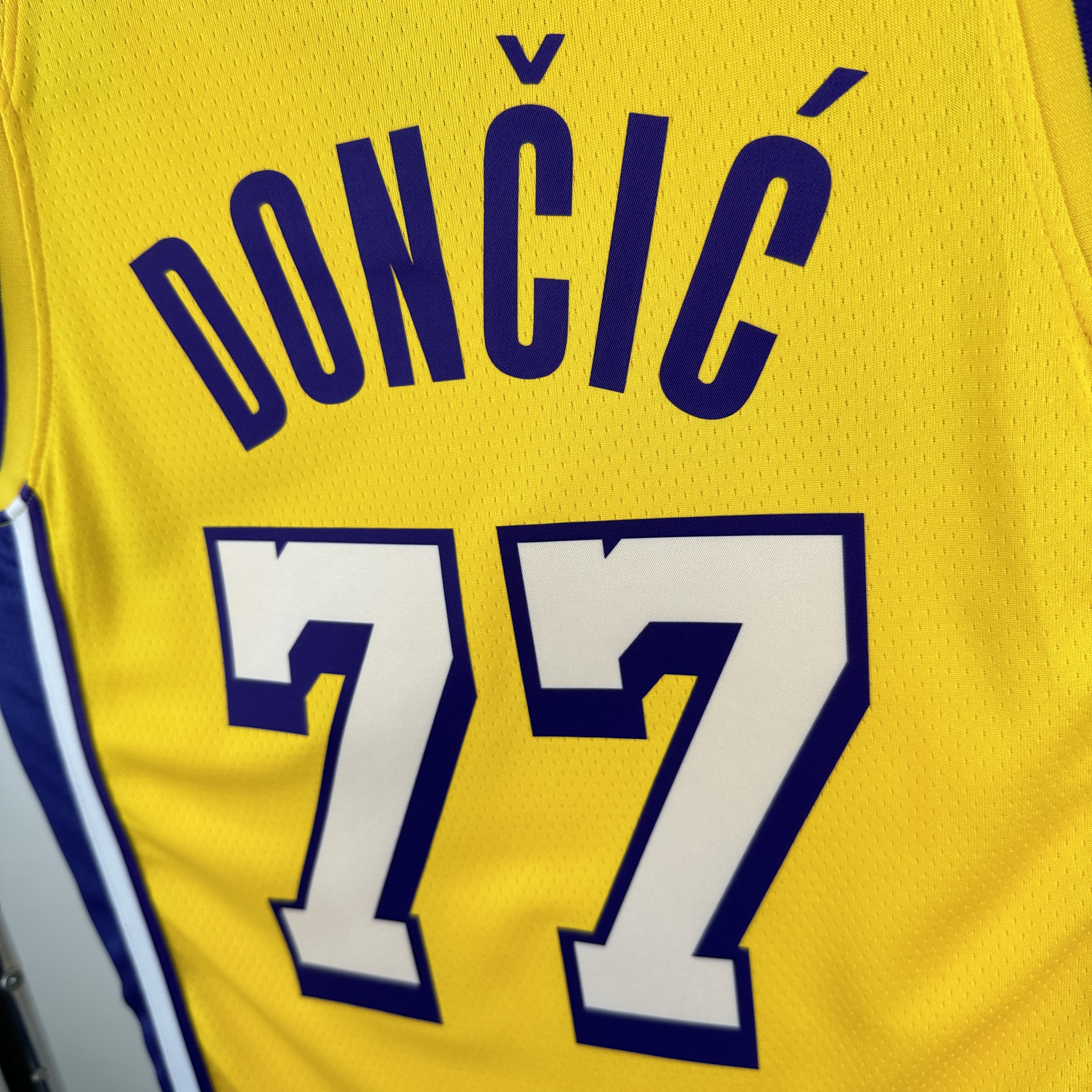 Lakers V-neck Yellow No.77 Dončić