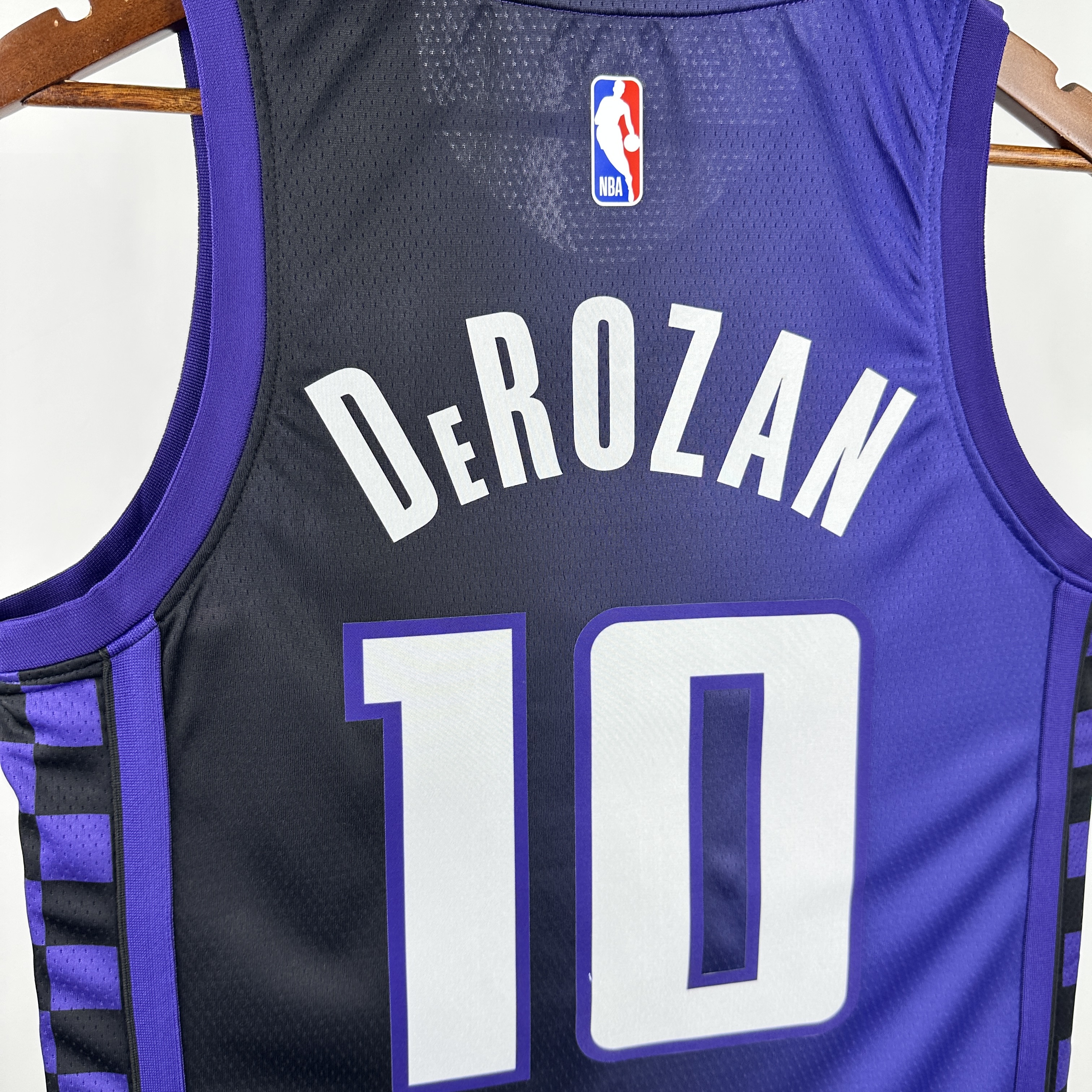 24 SEASON SACRAMENTO KINGS FLYER  #10 DeROZAN