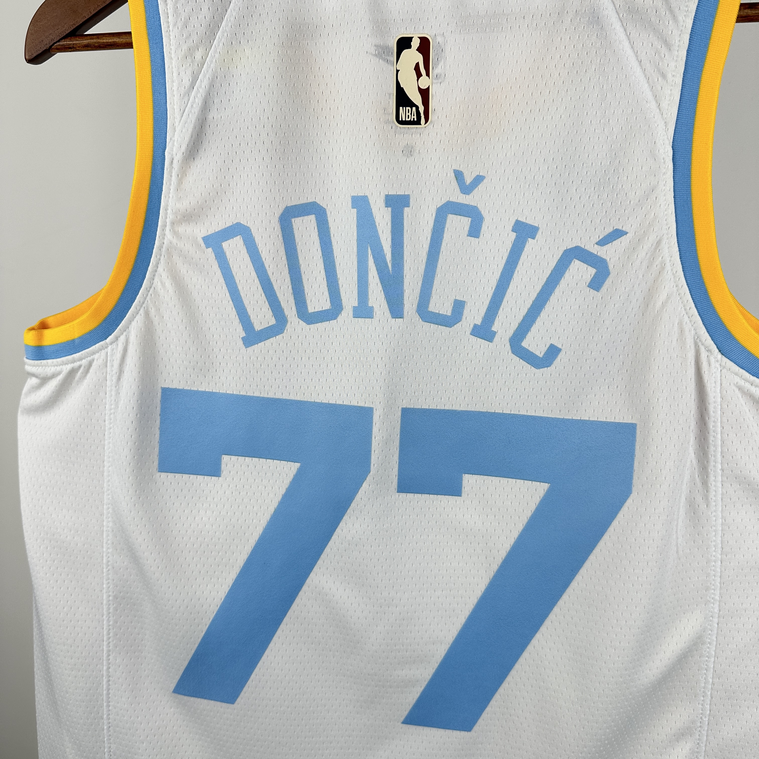 Retro Lakers White No.77 Dončić