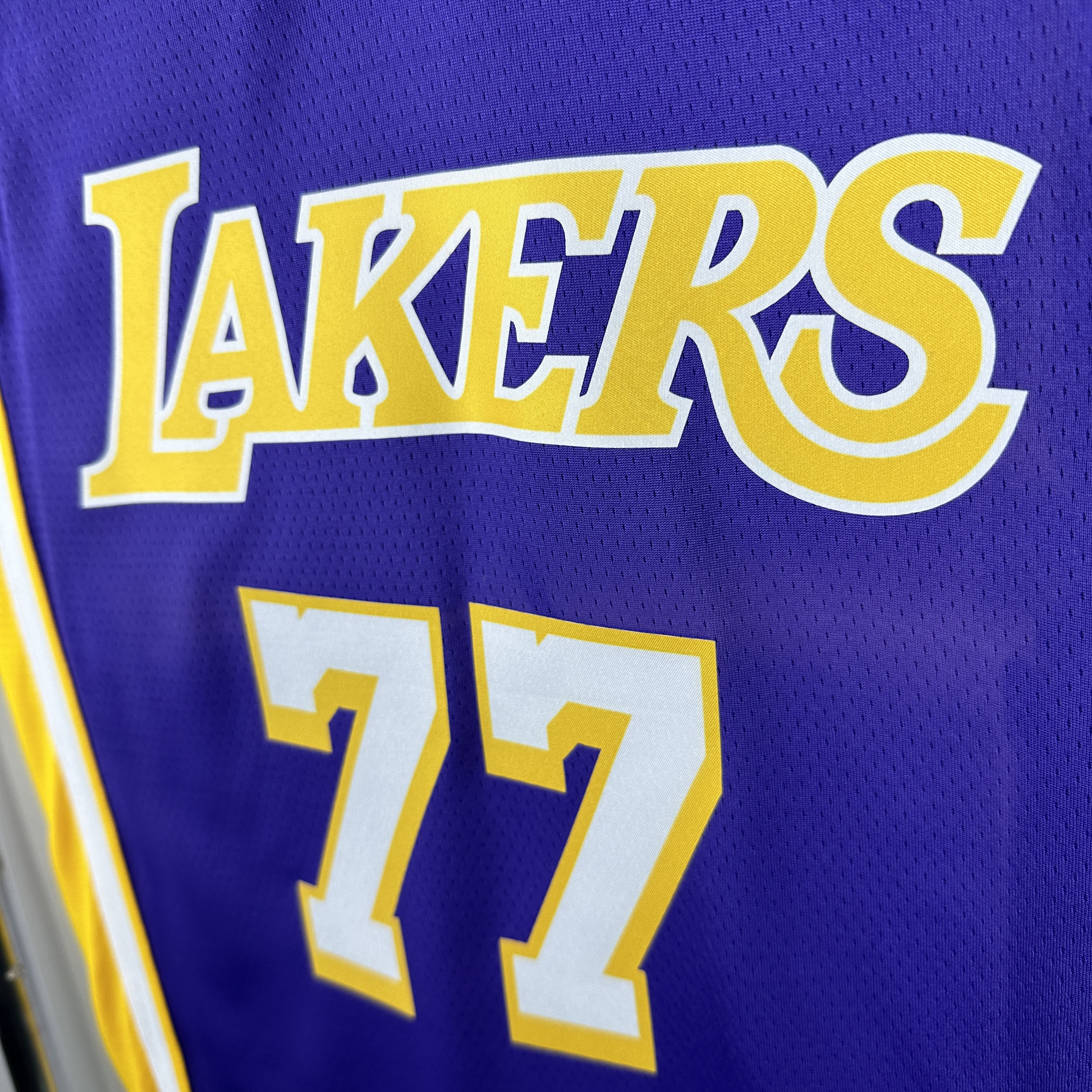 Lakers V-neck No.77 Dončić