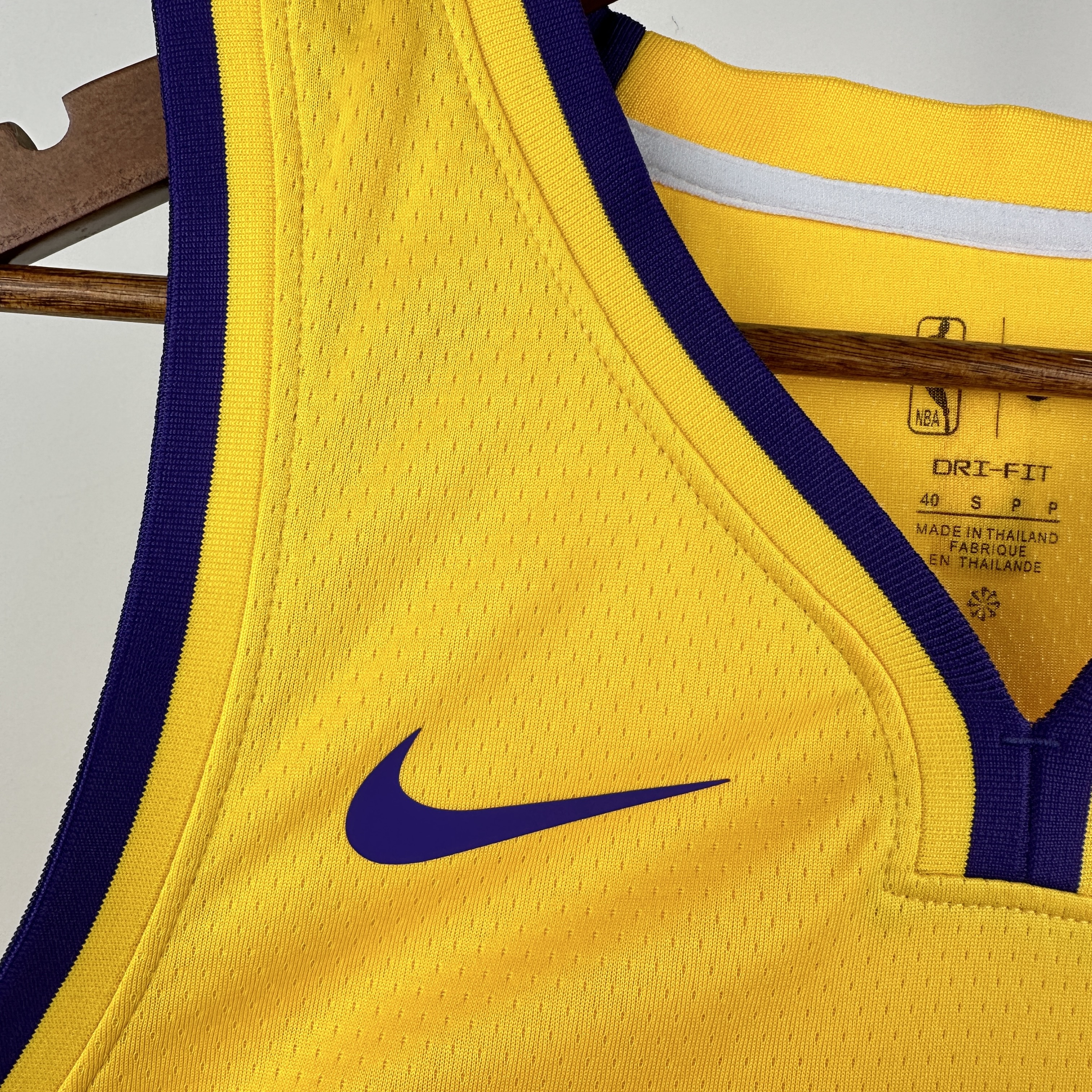 Lakers V-neck Star No.77 Dončić