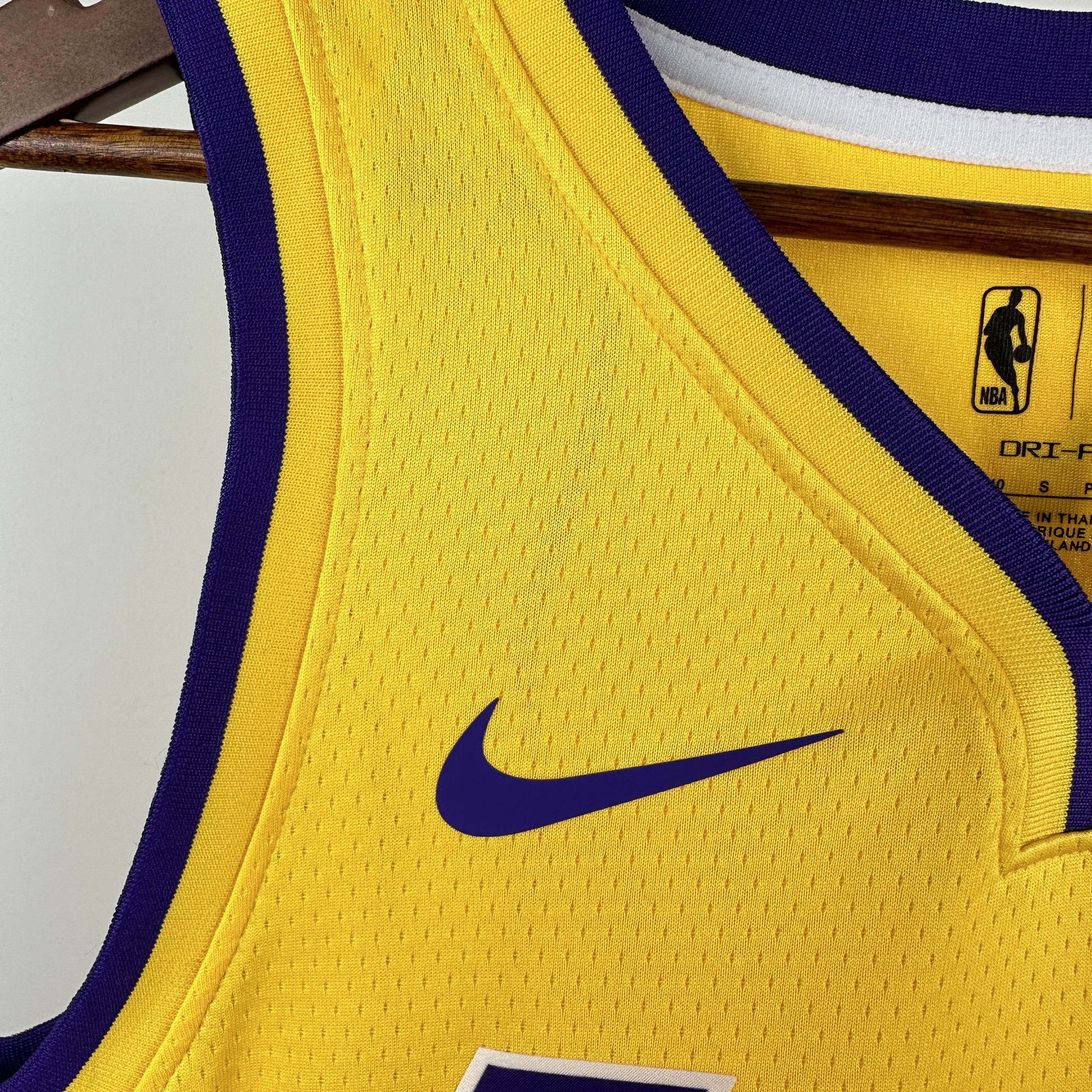 Lakers V-neck Yellow No.77 Dončić