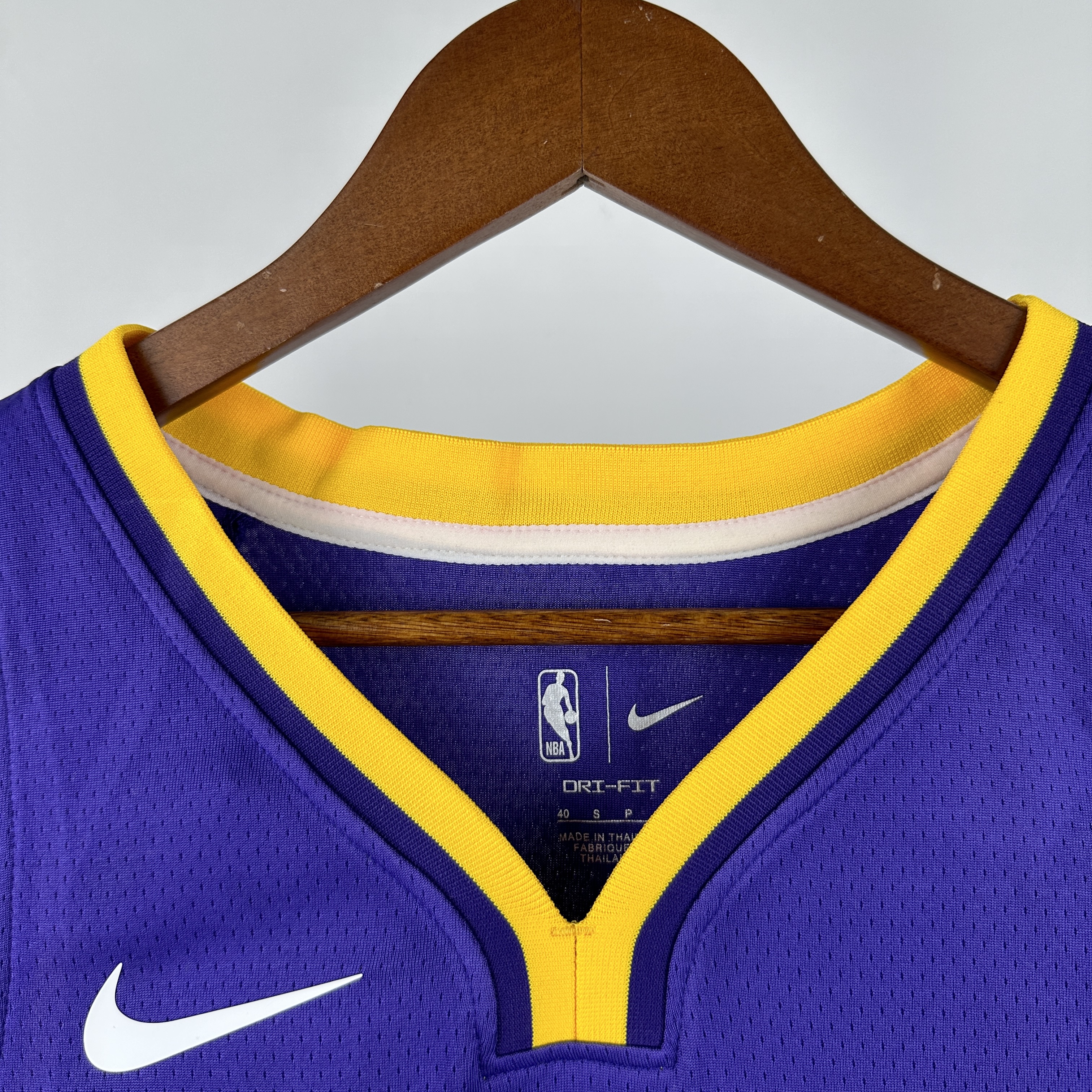 Lakers V-neck No.77 Dončić