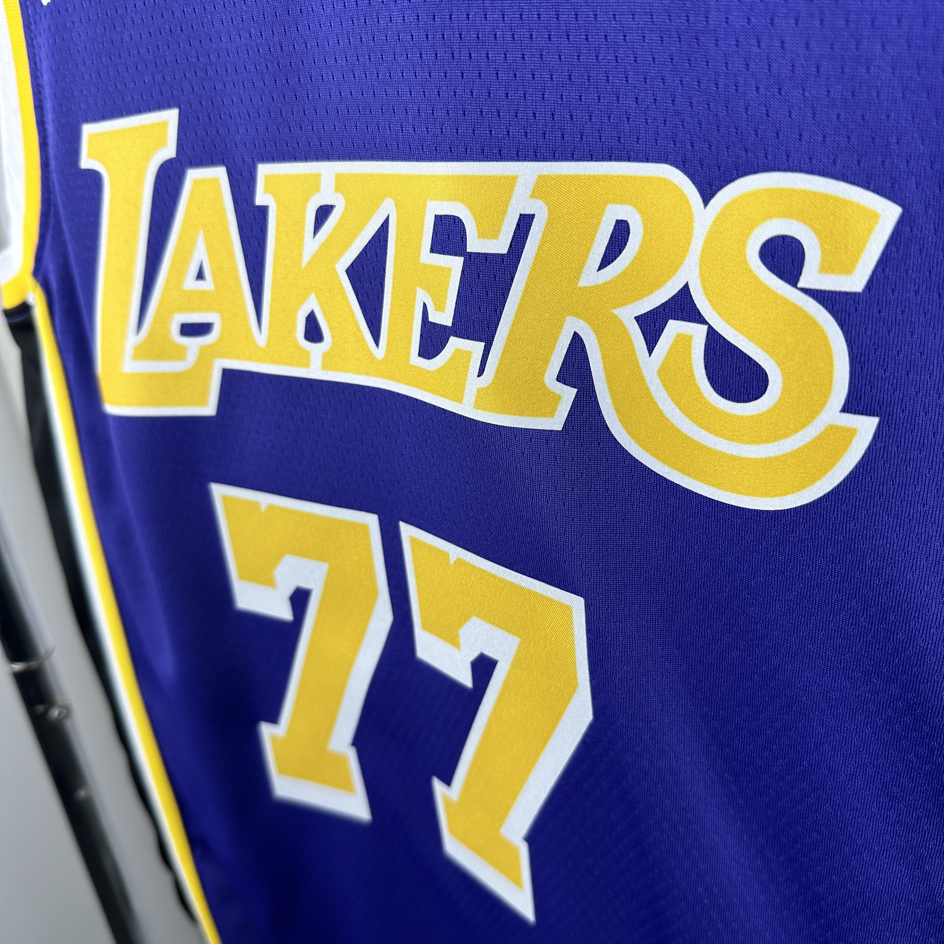 Lakers Flyer Edition No.77 Dončić