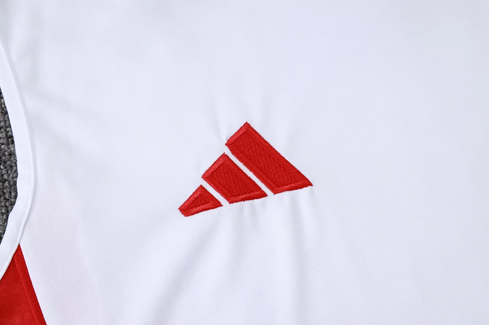 2526 Bayern Sleevesless Training Suit D2558