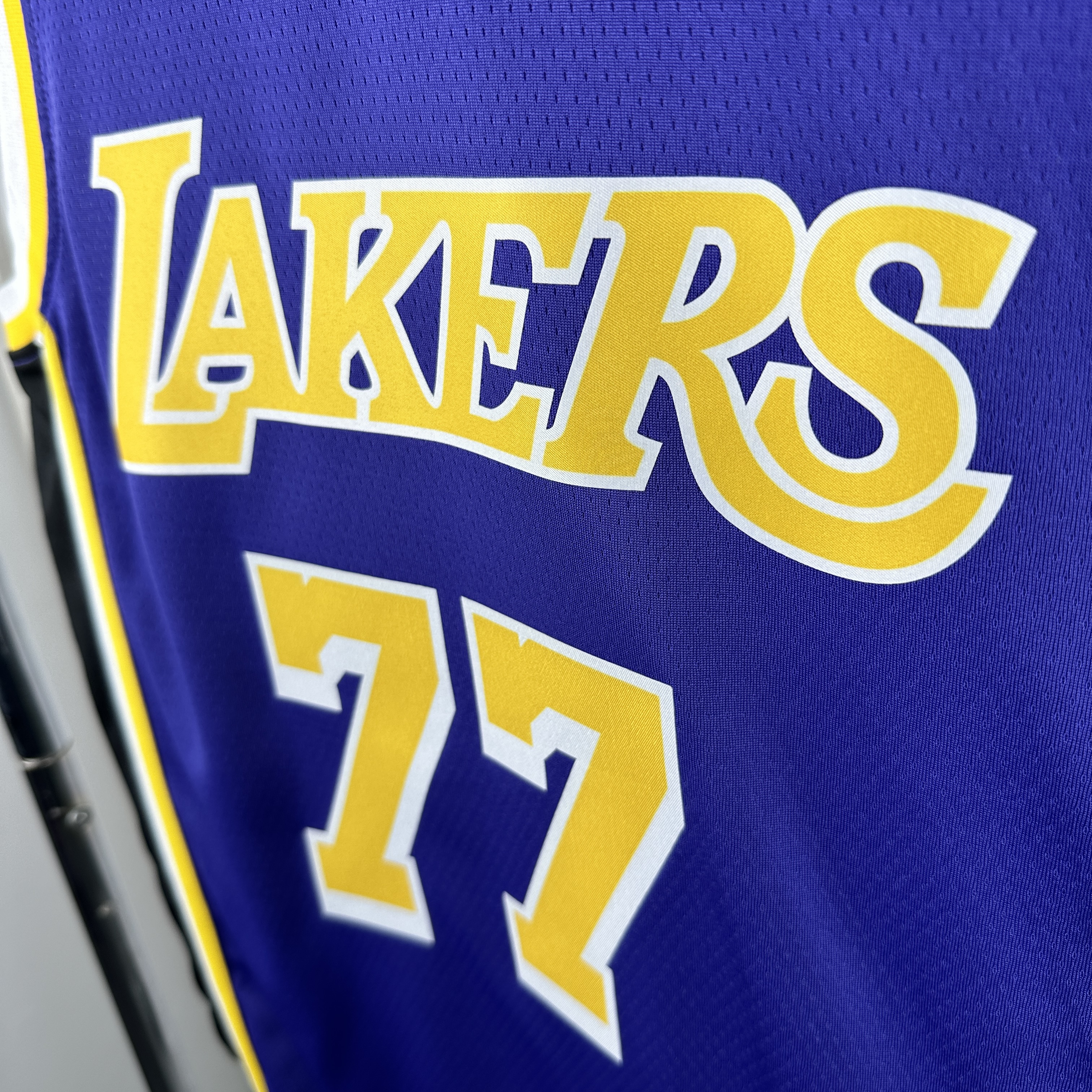 Lakers Flyer Edition No.77 Dončić