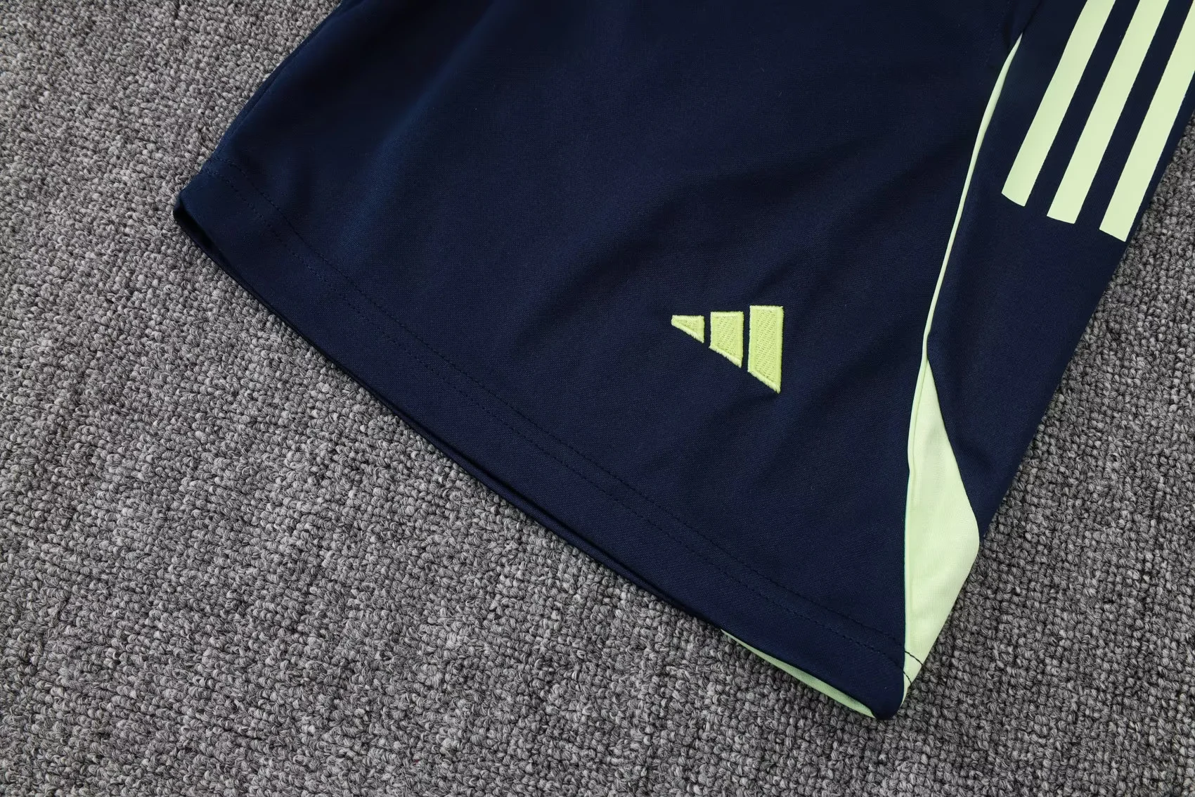 2526 Short Sleeves Training suit  D2561