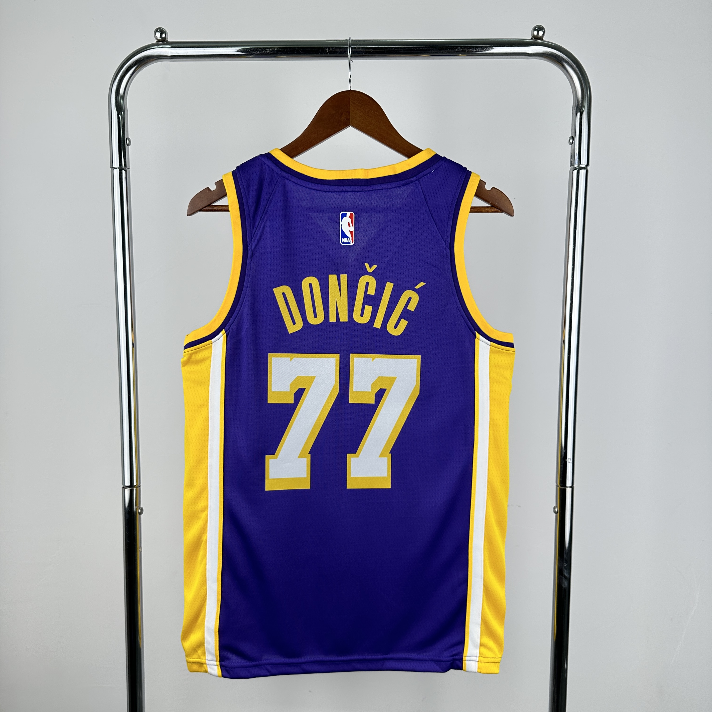 Lakers V-neck No.77 Dončić