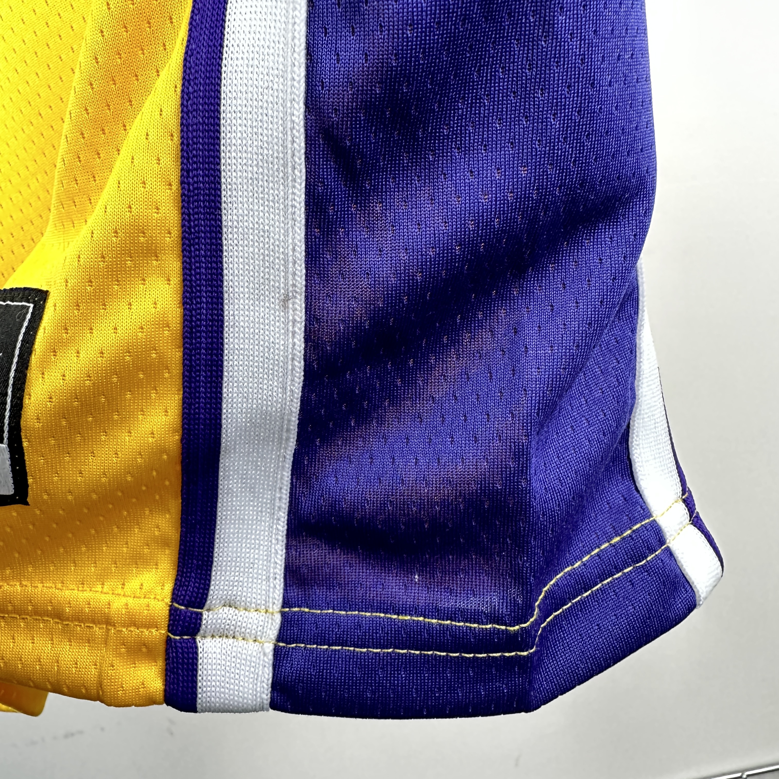 Lakers V-neck Yellow No.77 Dončić