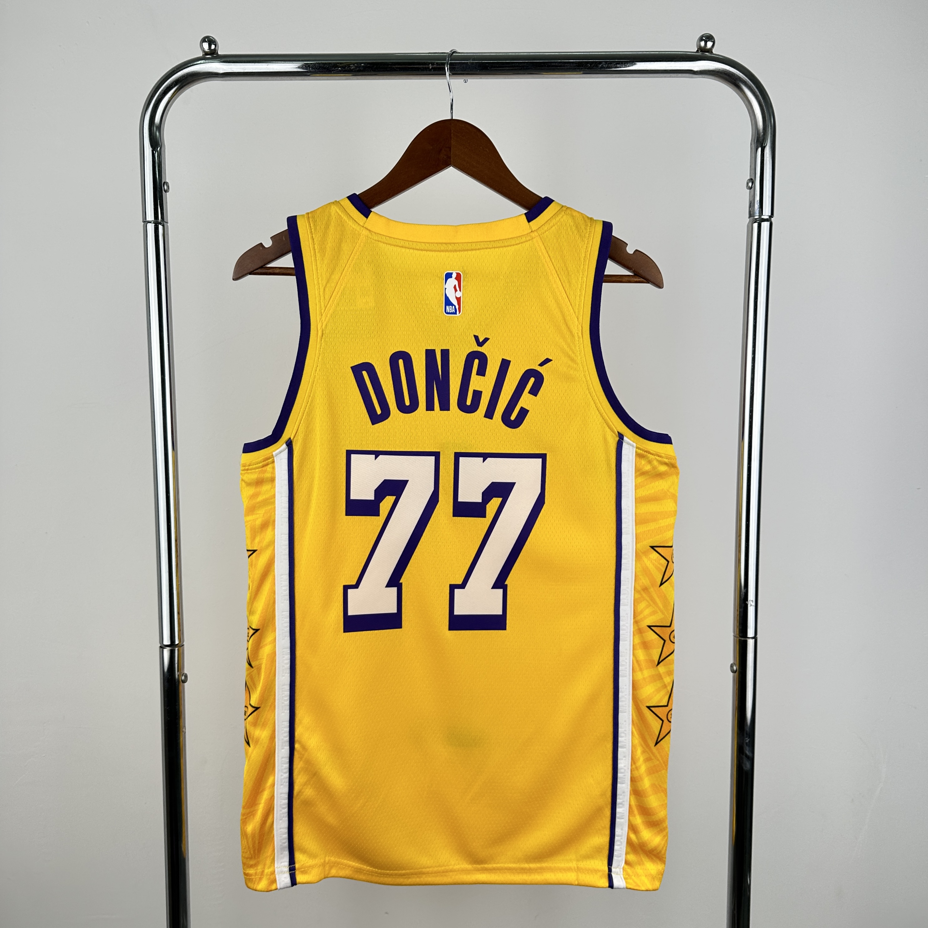 Lakers V-neck Star No.77 Dončić