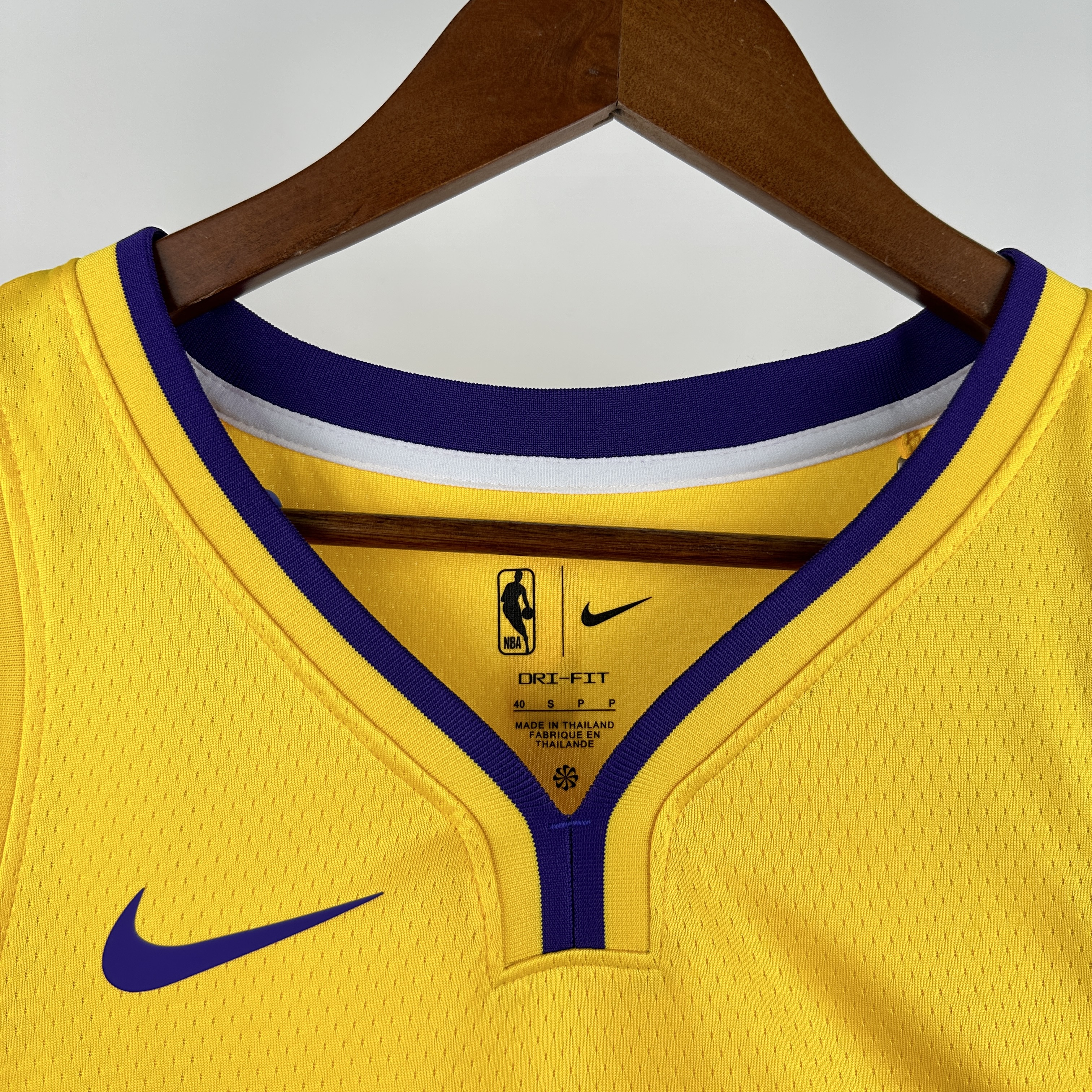 Lakers V-neck Yellow No.77 Dončić