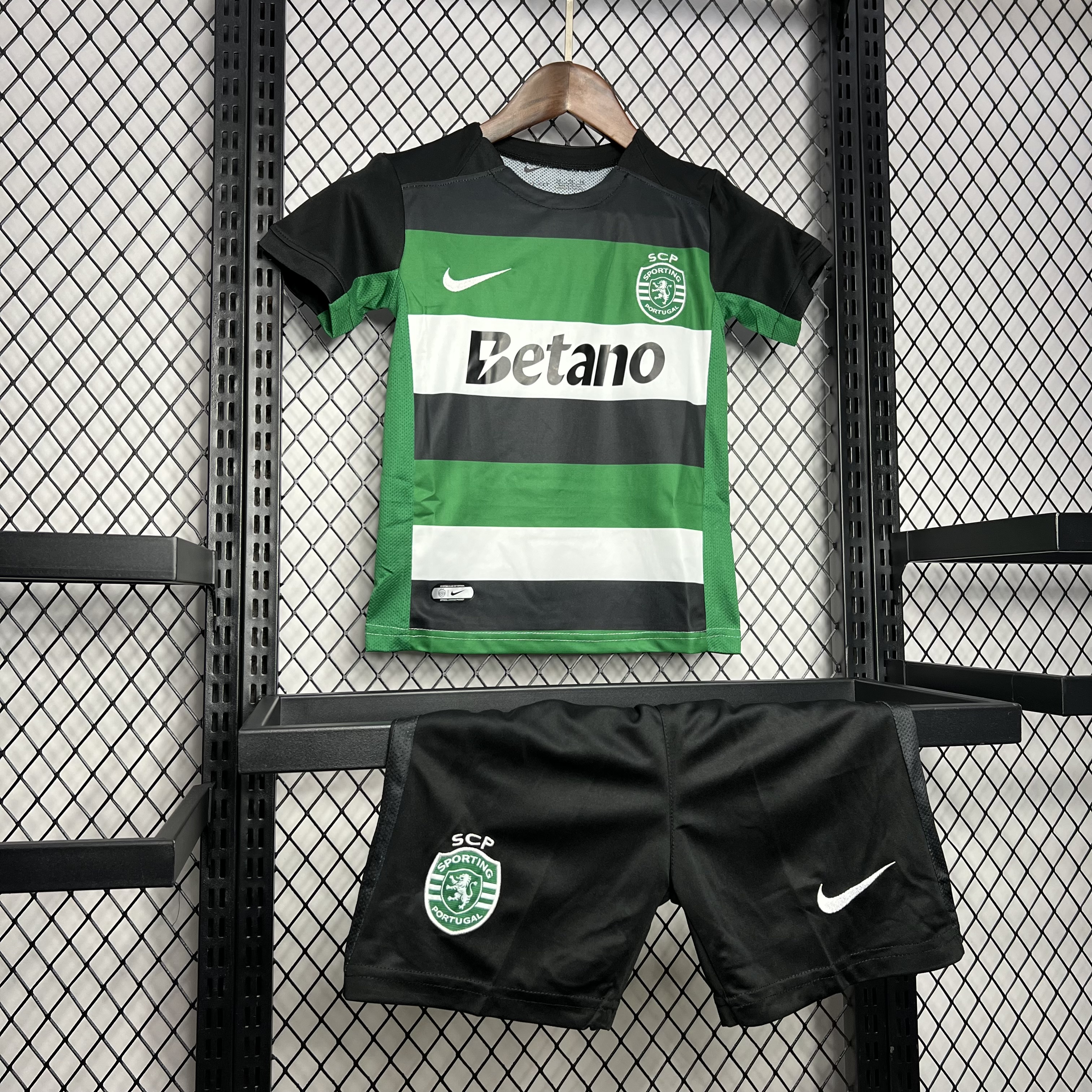 Kids Kit Sporting Lisboa 24/25 Home size: 16-28