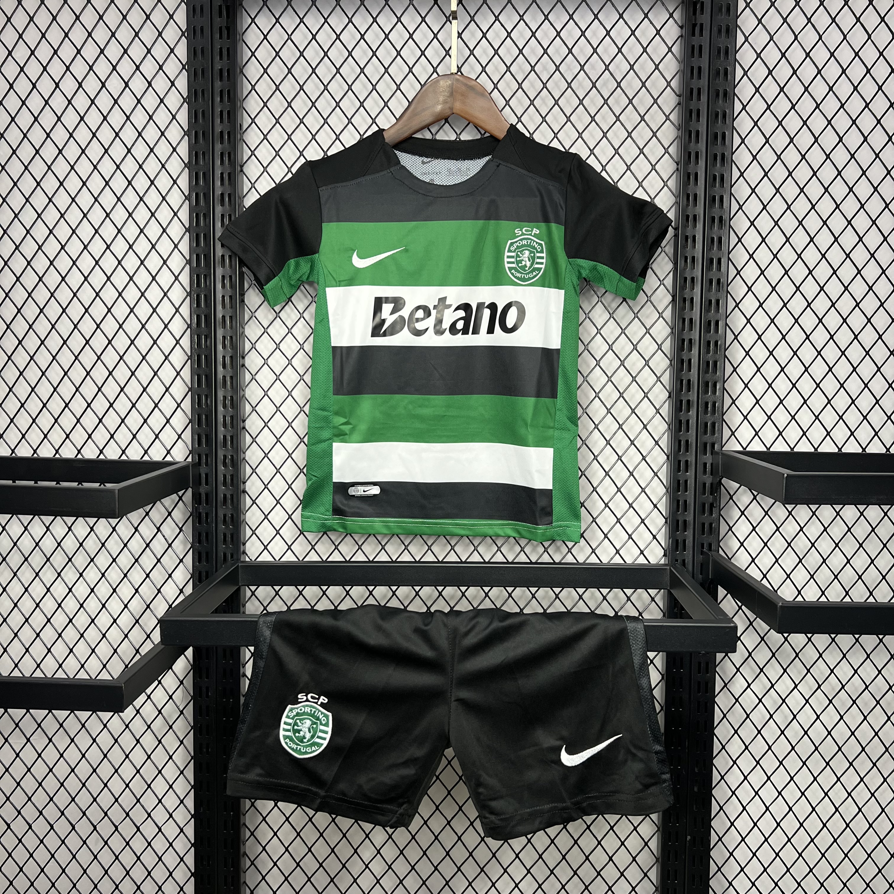 Kids Kit Sporting Lisboa 24/25 Home size: 16-28