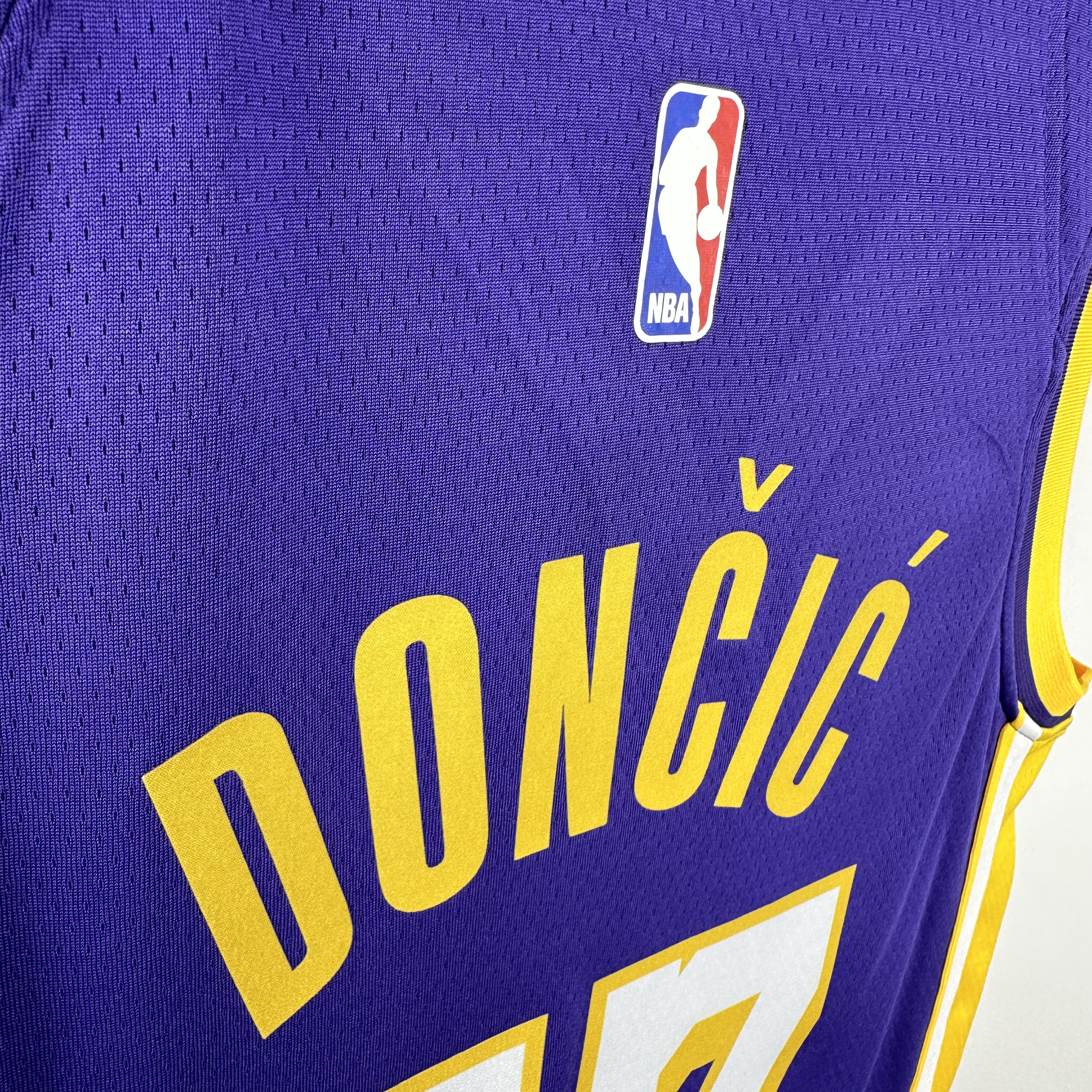 Lakers V-neck No.77 Dončić