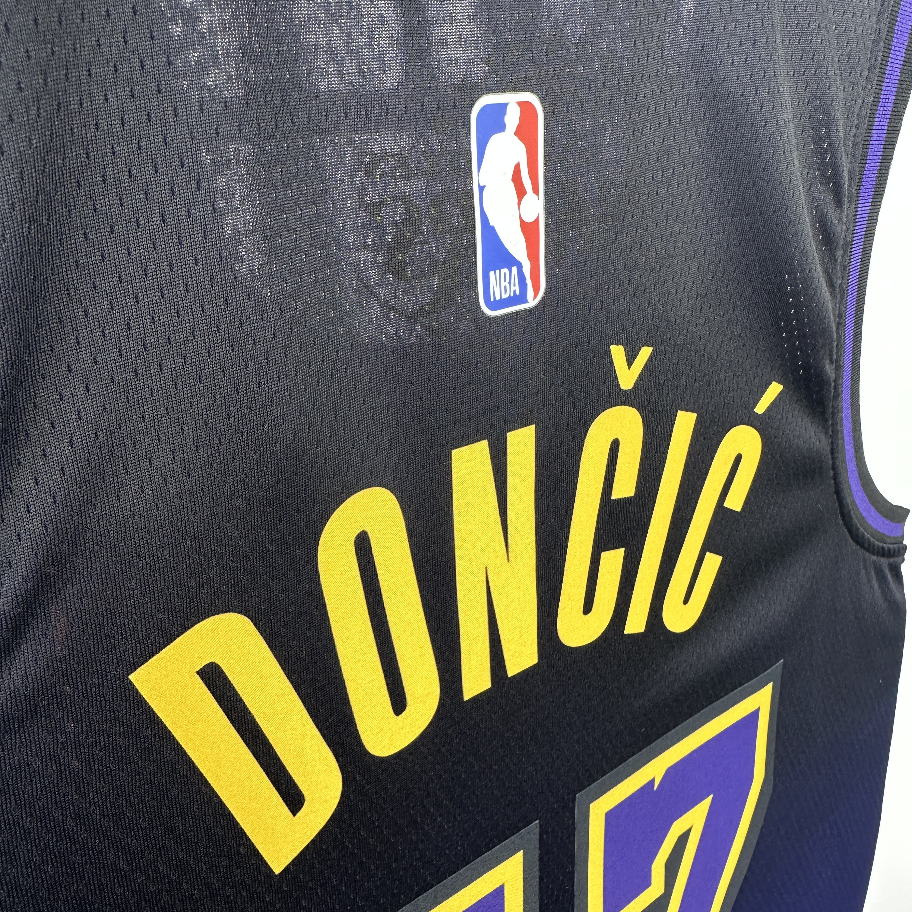 25 Season Lakers No. 77 Dončić