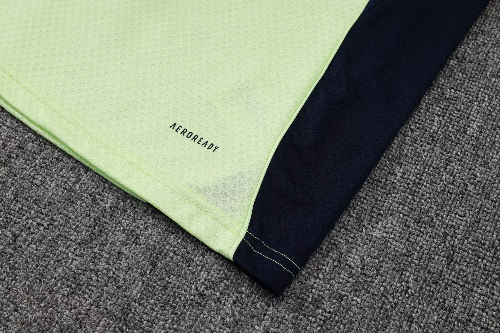 2526 Short Sleeves Training suit  D2561