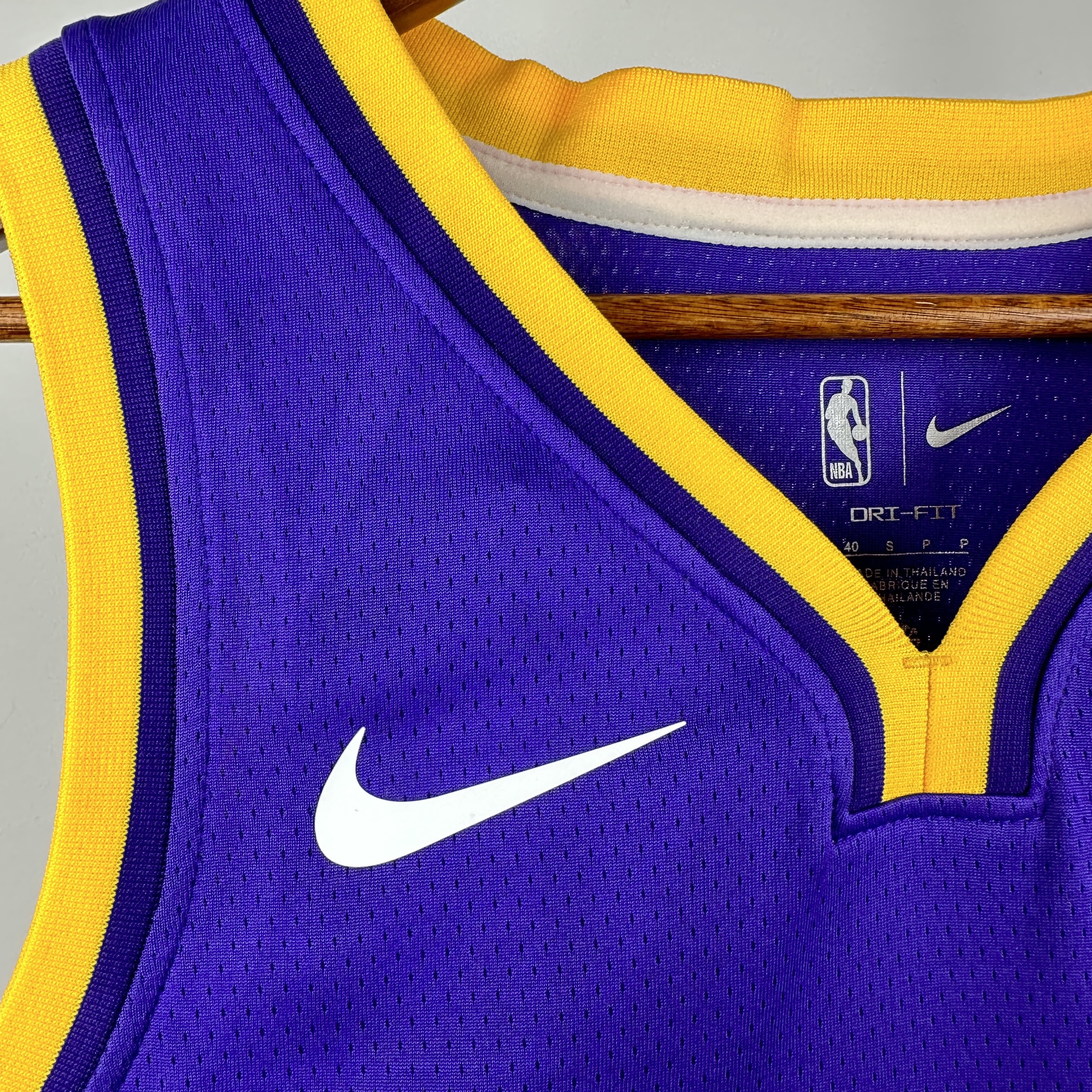 Lakers V-neck No.77 Dončić