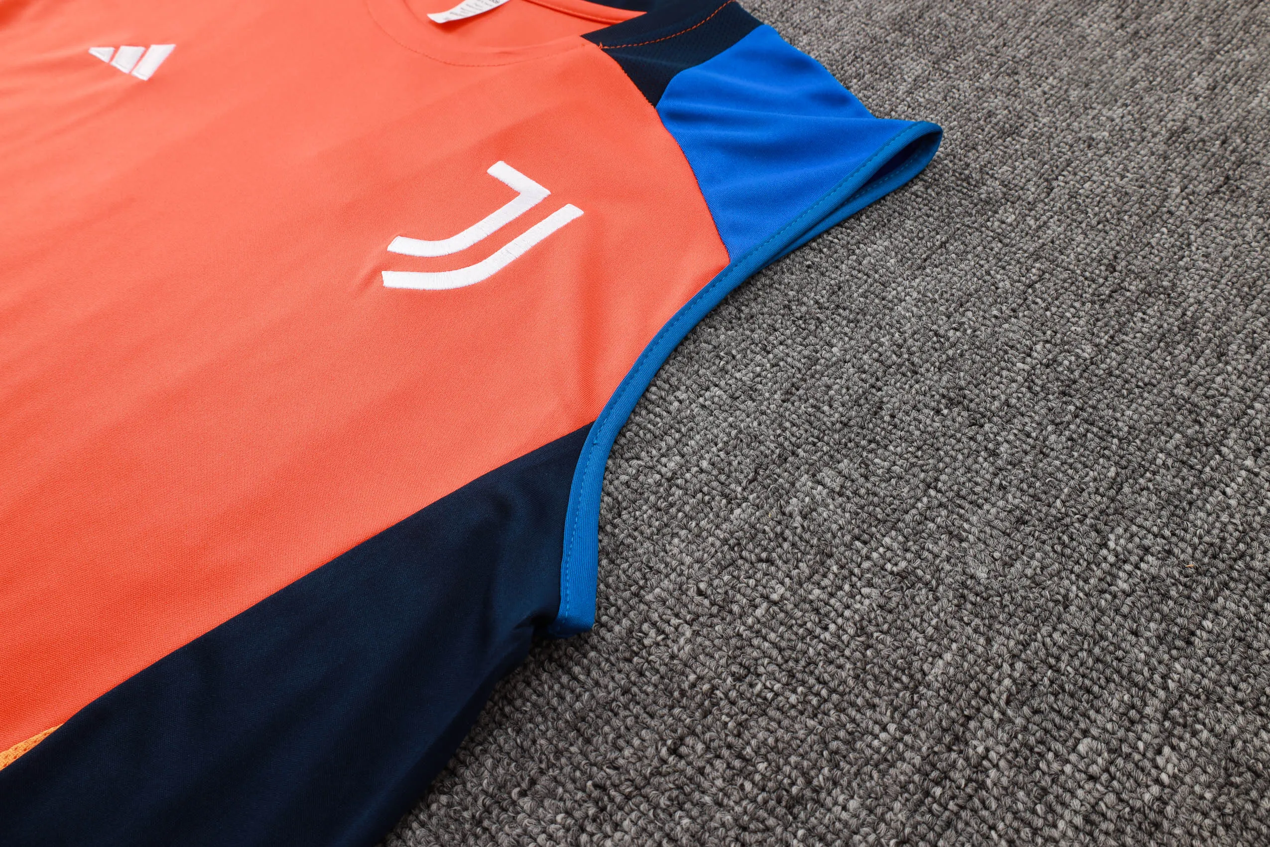 Juventus Sleevesless Training Suit D1119