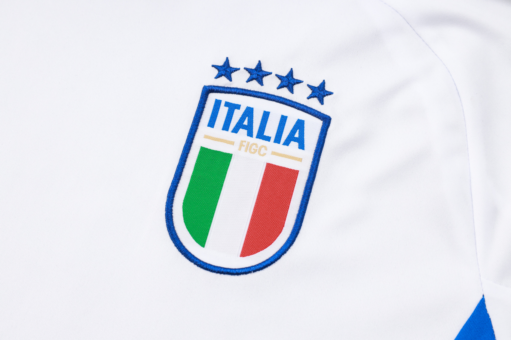 Italy 2425 short sleeve white (with cropped trousers) Traing Suit