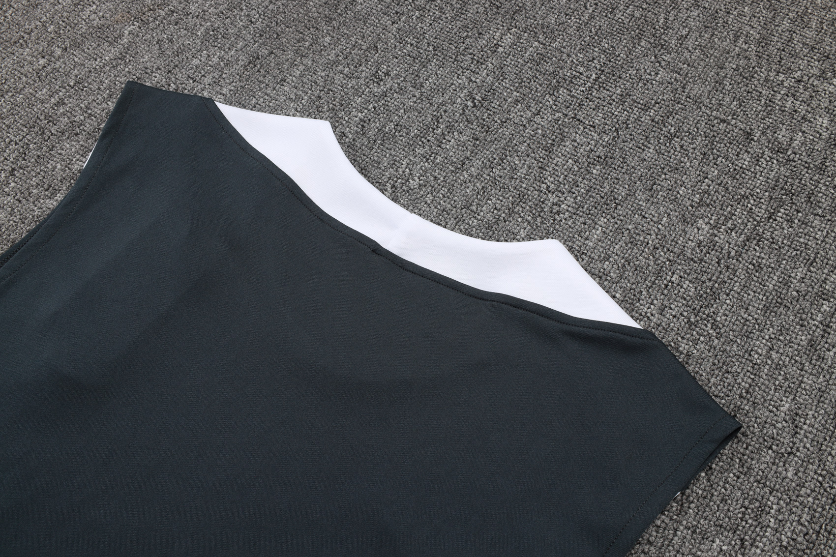 Chelseα Sleeveless training suit D2575