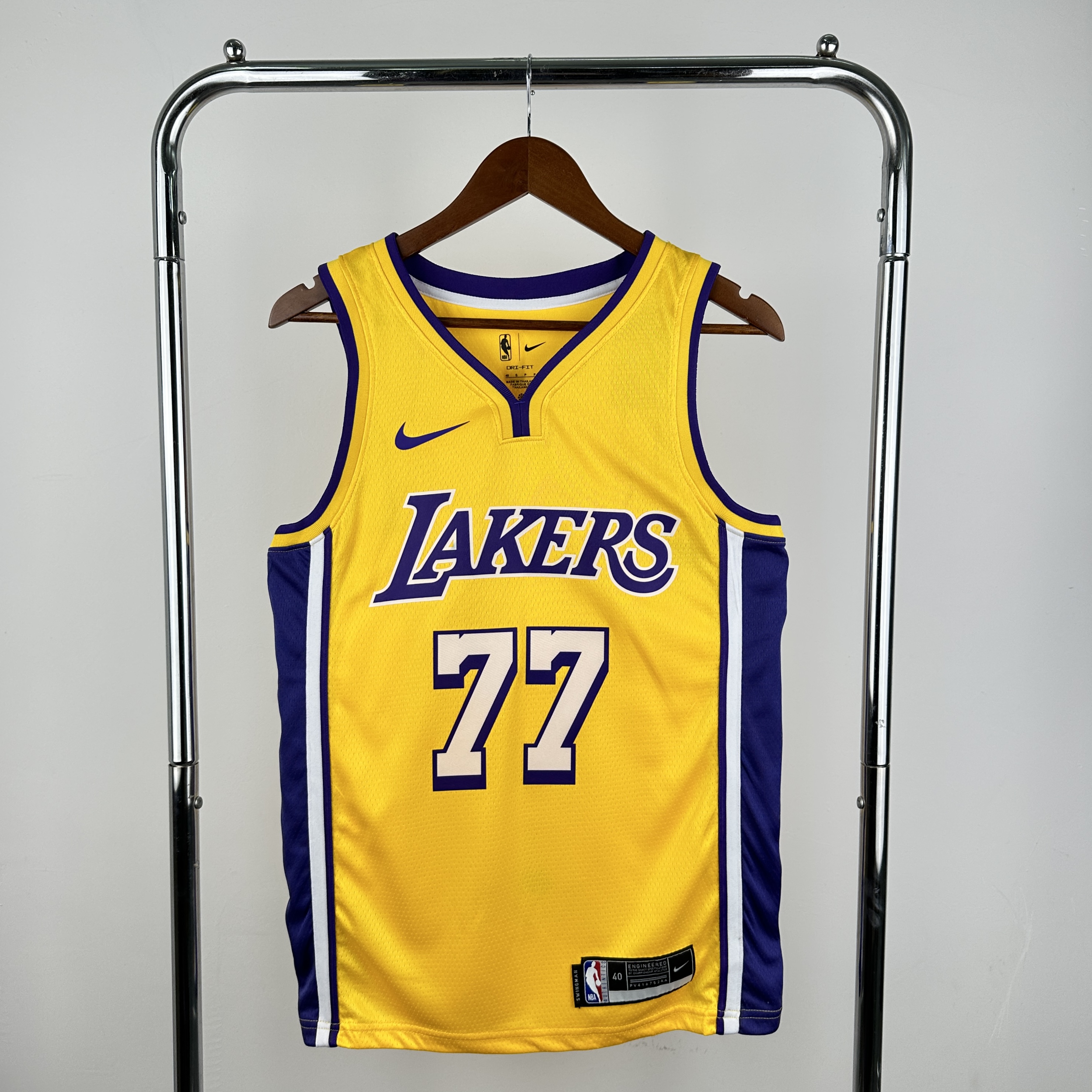 Lakers V-neck Yellow No.77 Dončić