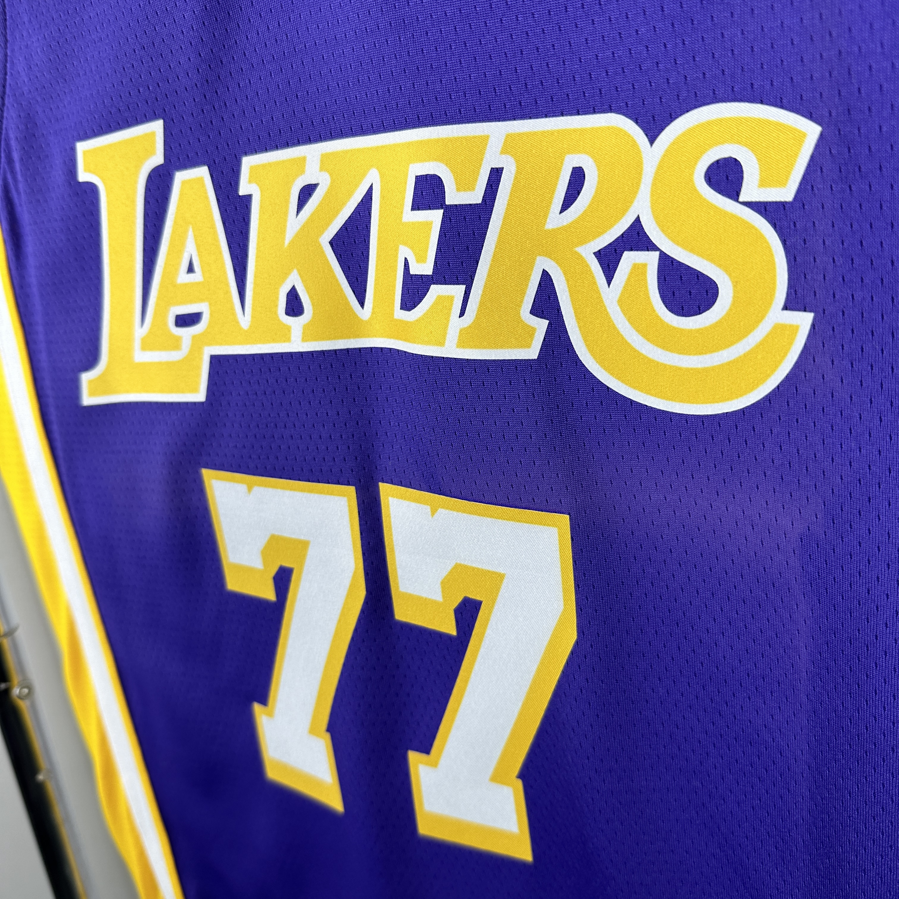 Lakers V-neck No.77 Dončić