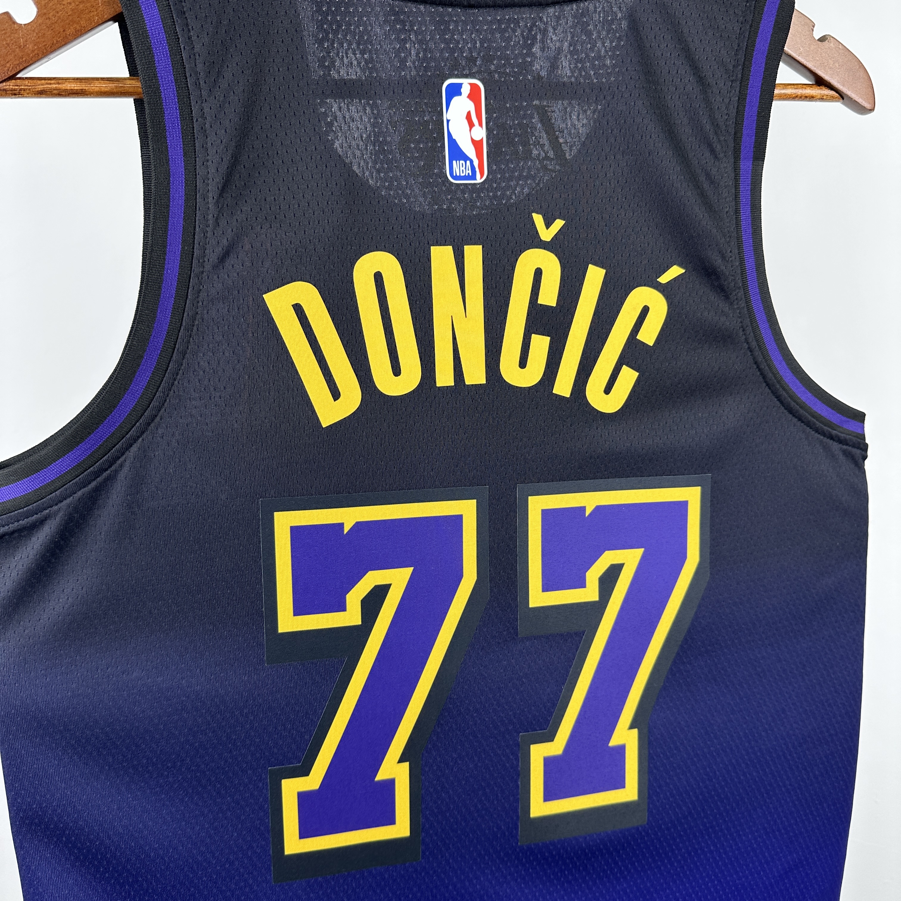 25 Season Lakers No. 77 Dončić