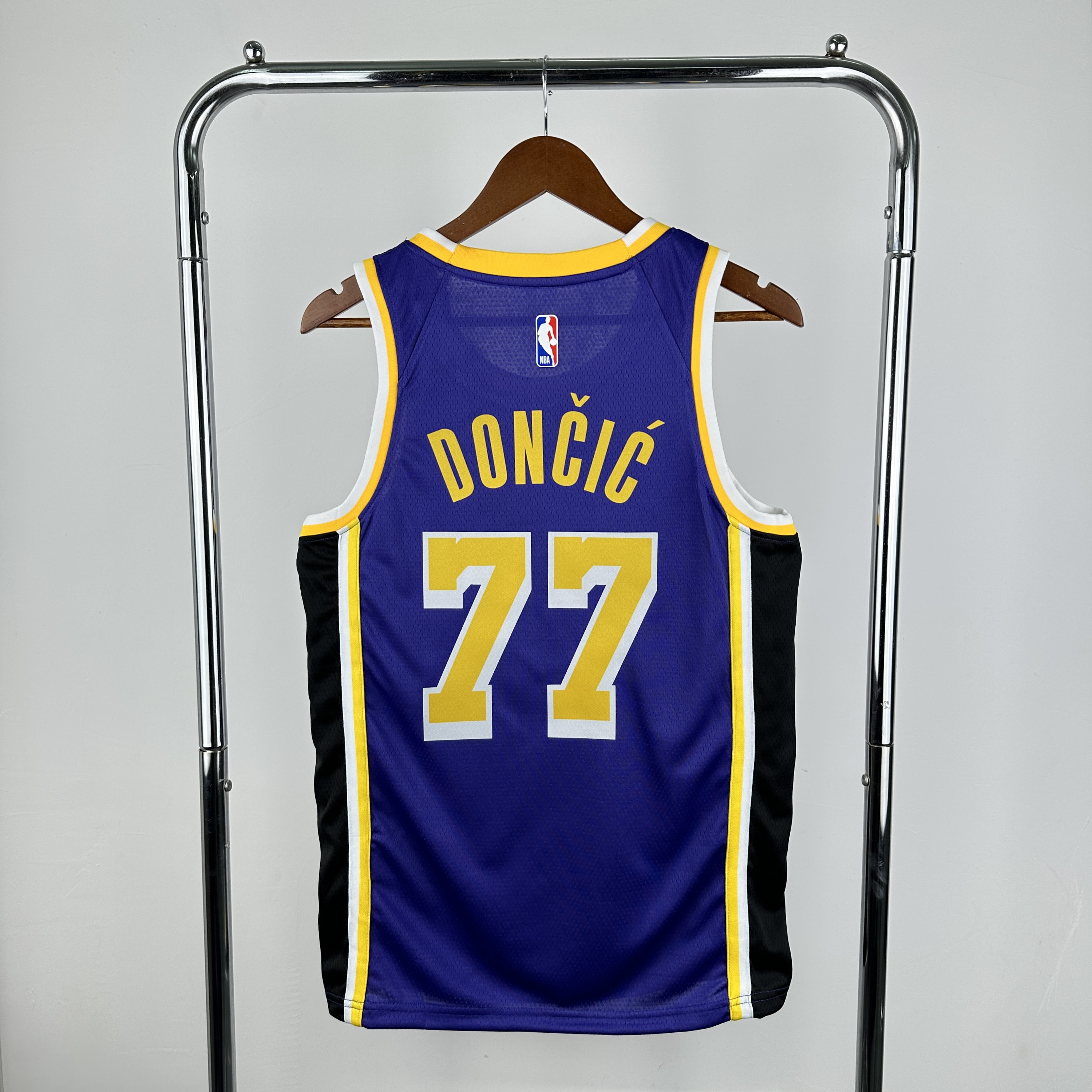 Lakers Flyer Edition No.77 Dončić