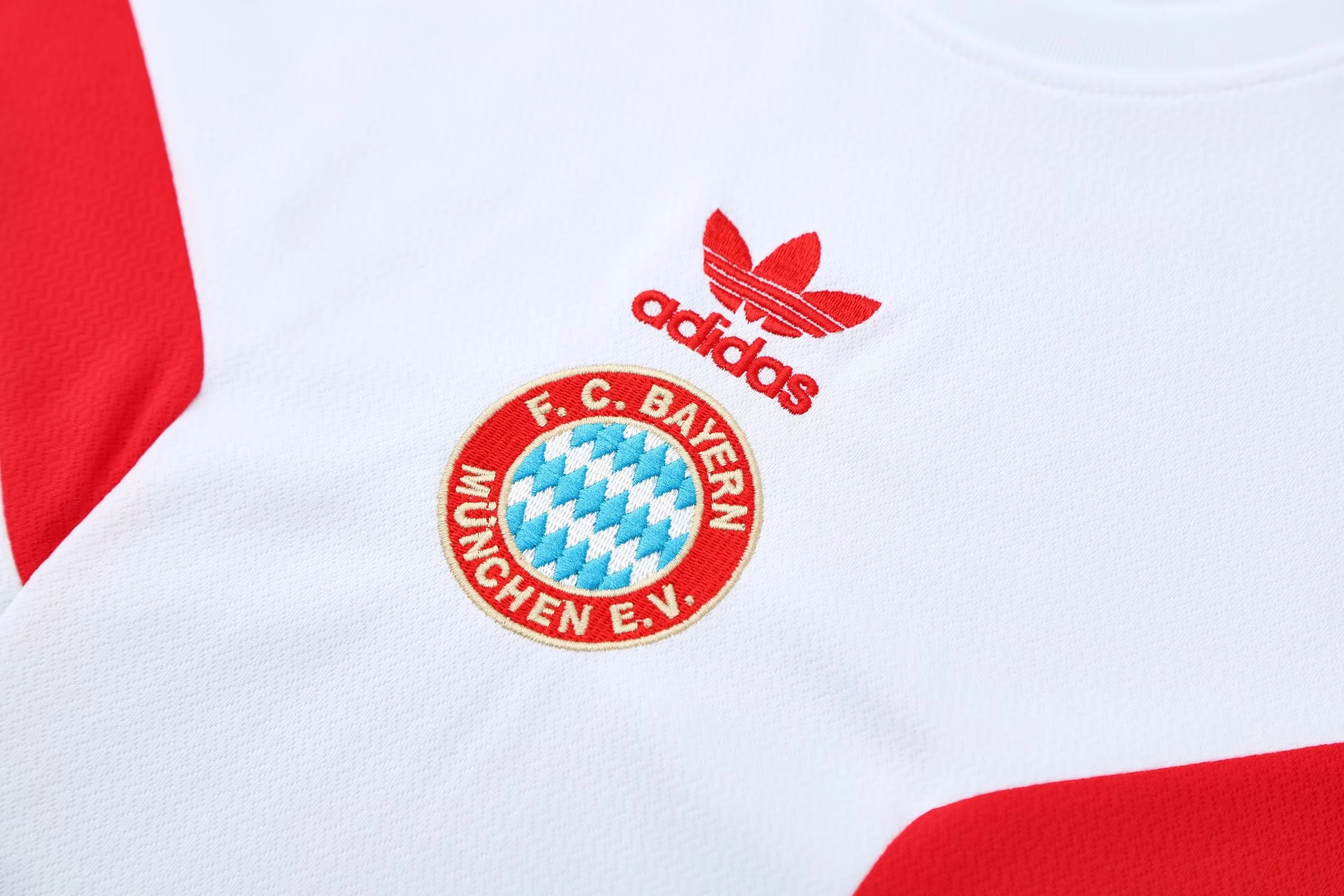 Bayern München 25/26 Short Sleeves Training suit White