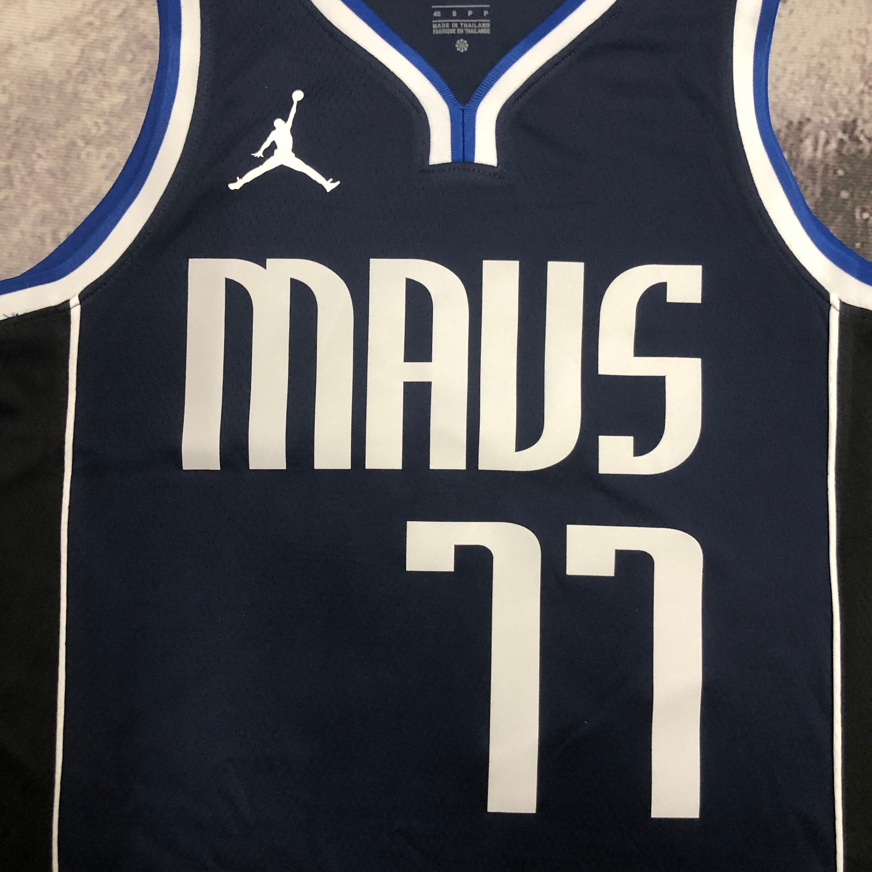 23 Season Mavericks Flyer Limited Edition No. 77 Dončić