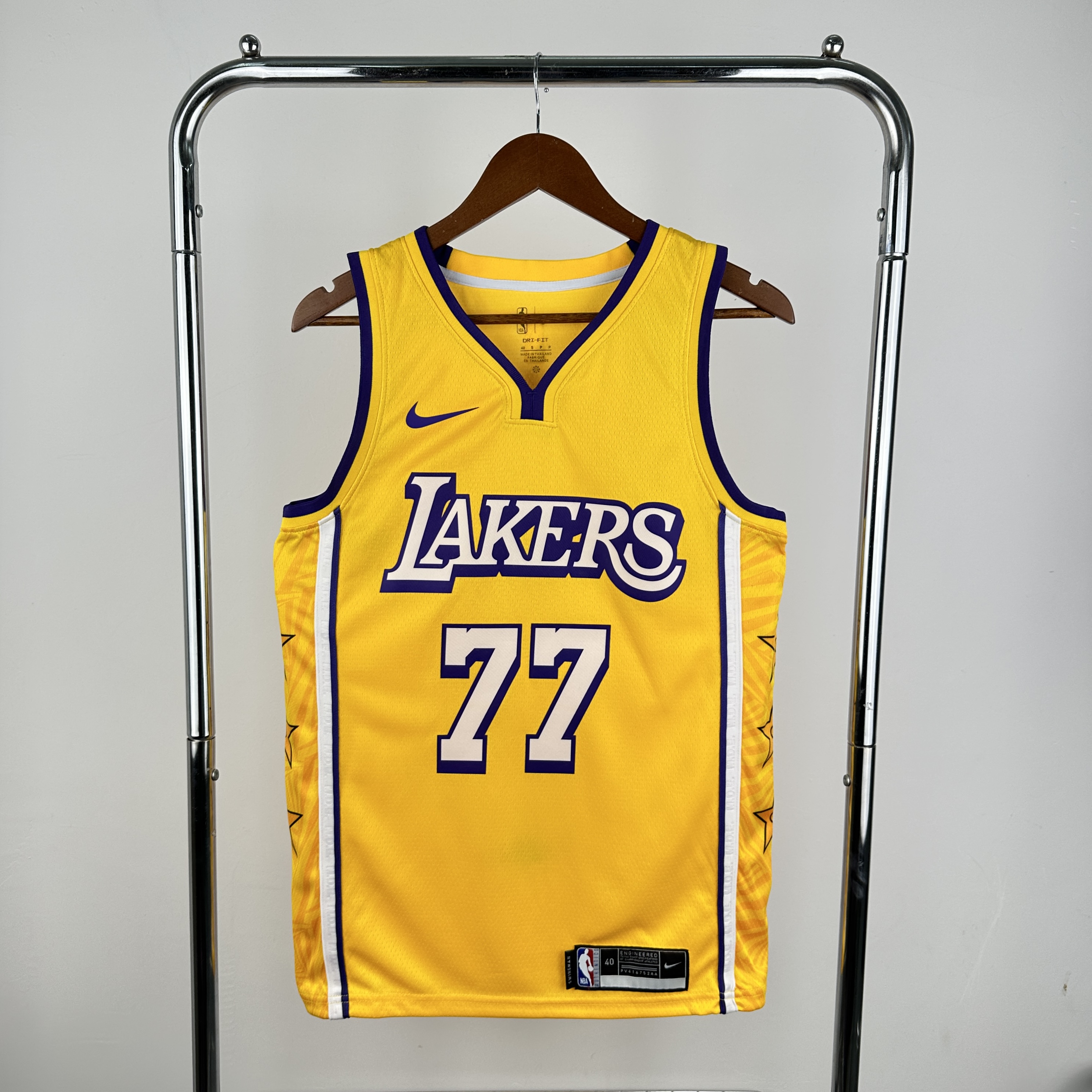 Lakers V-neck Star No.77 Dončić