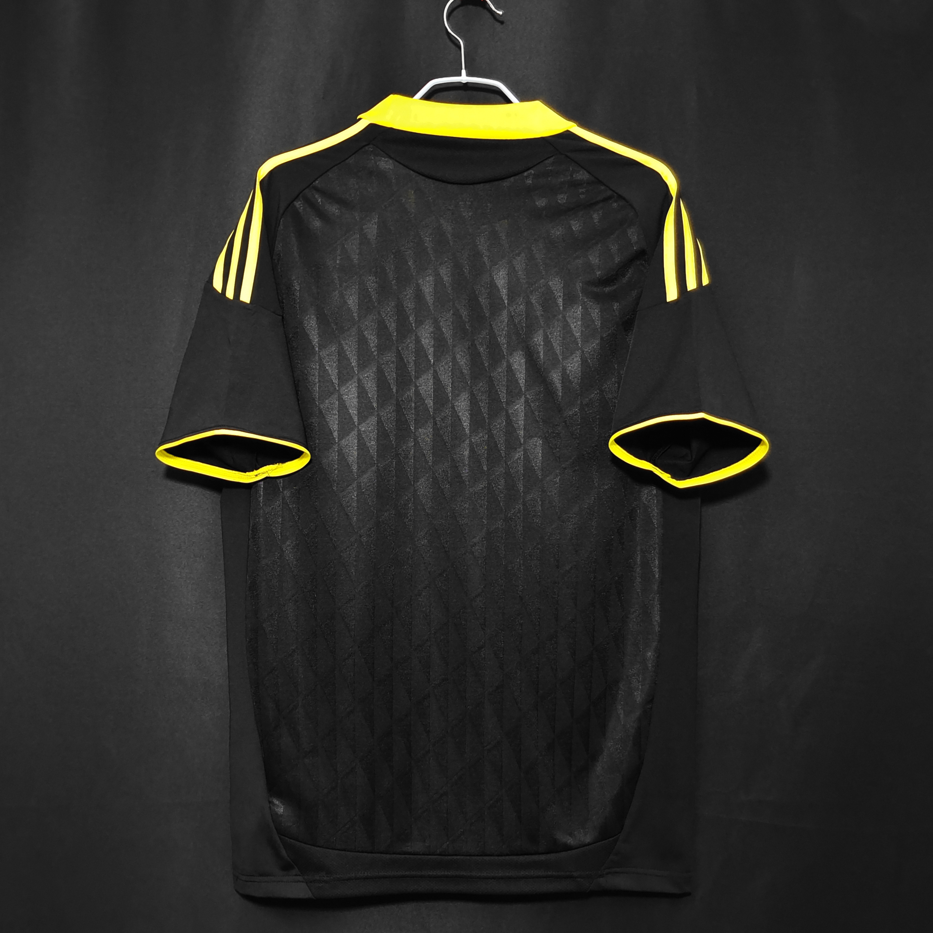 Retro LVP 2010-11 Third