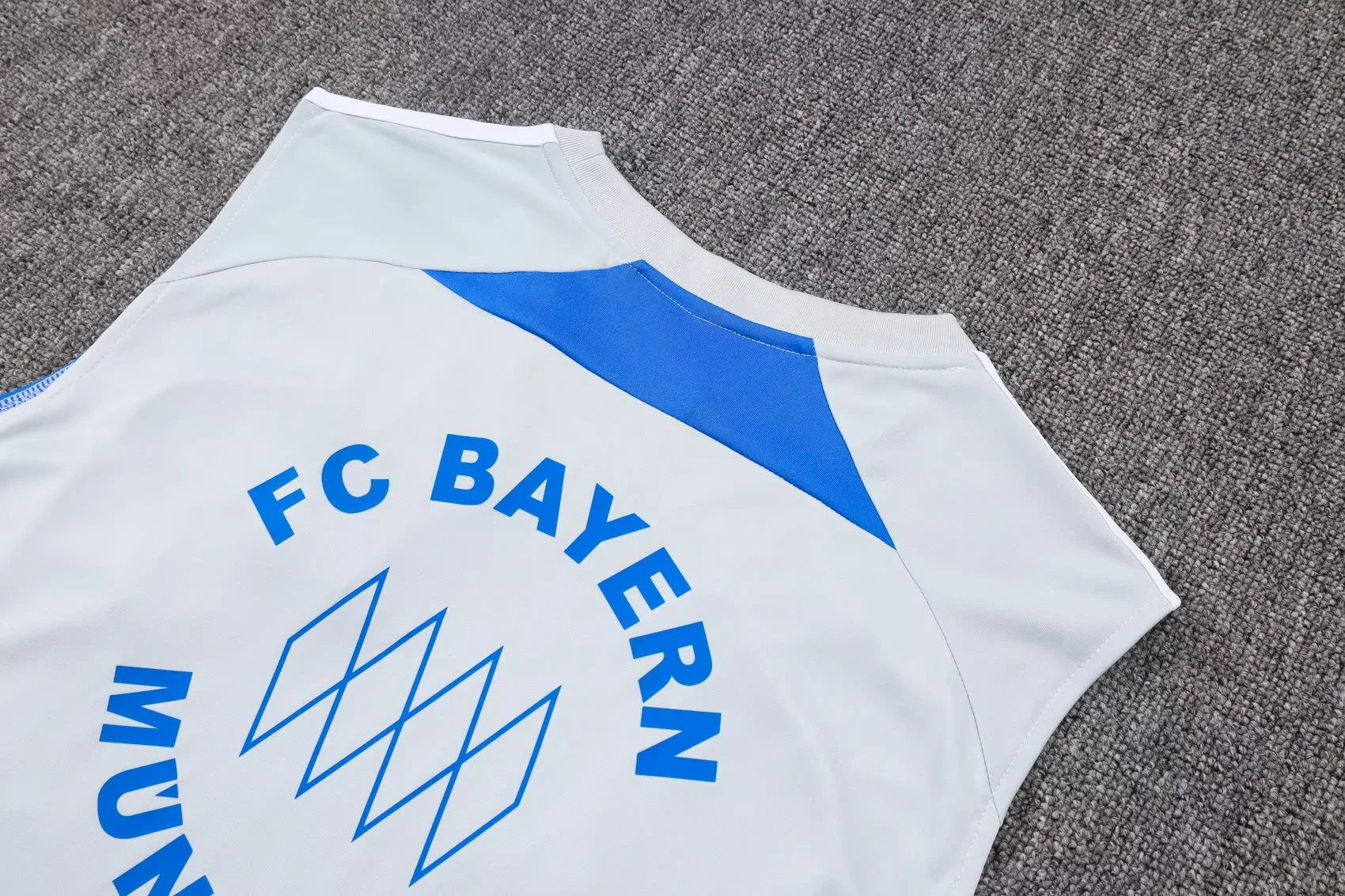 Bayern Sleevesless Training Suit D25114