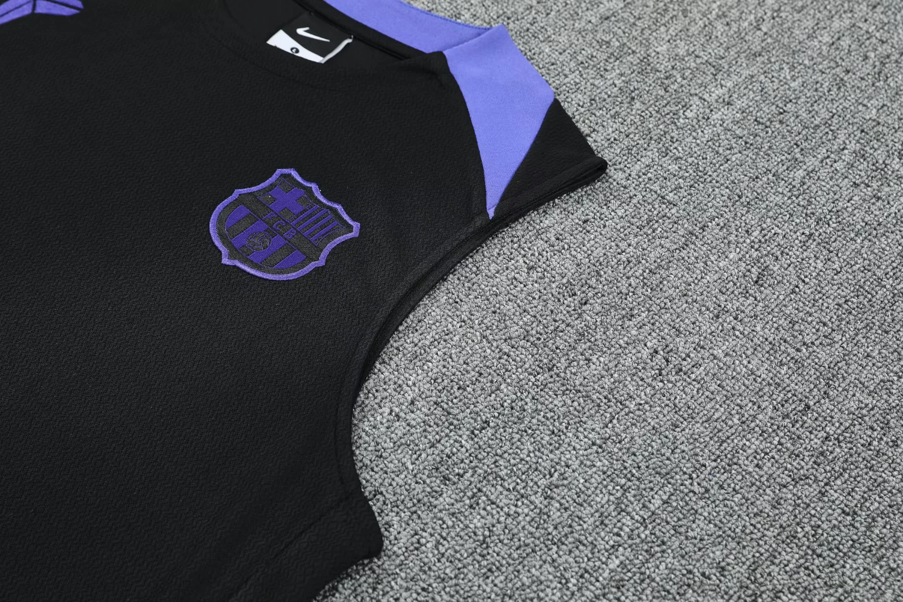 Barcelona Sleeveless training suit D25152