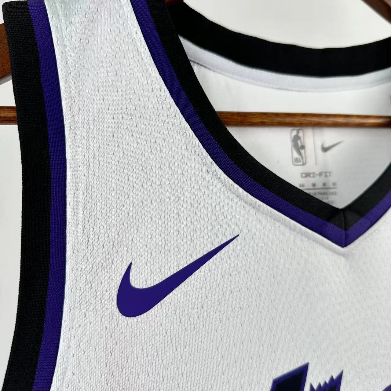 24 SEASON SACRAMENTO KINGS WHITE  #18