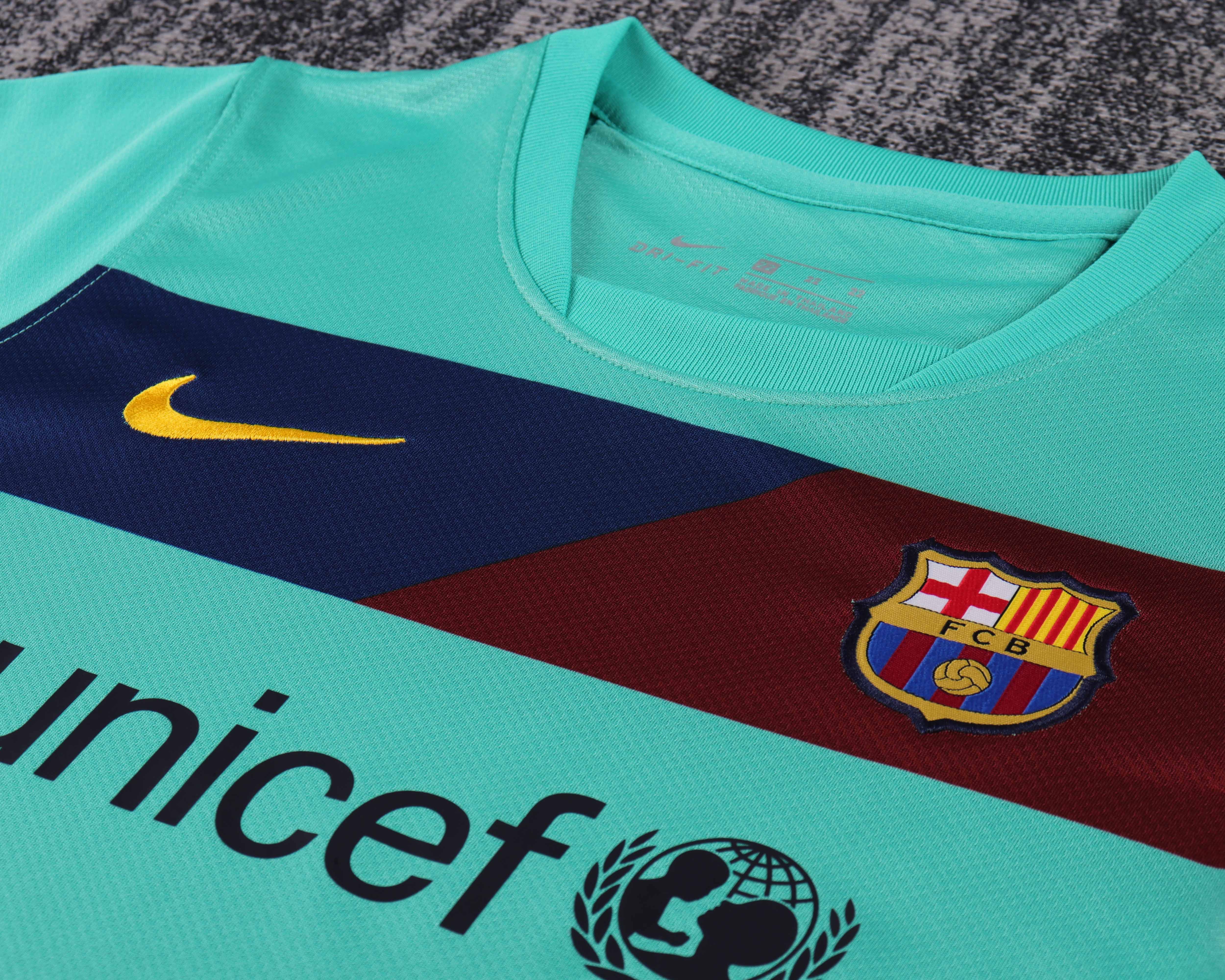 Kids kit Barcelona 10/11 Away