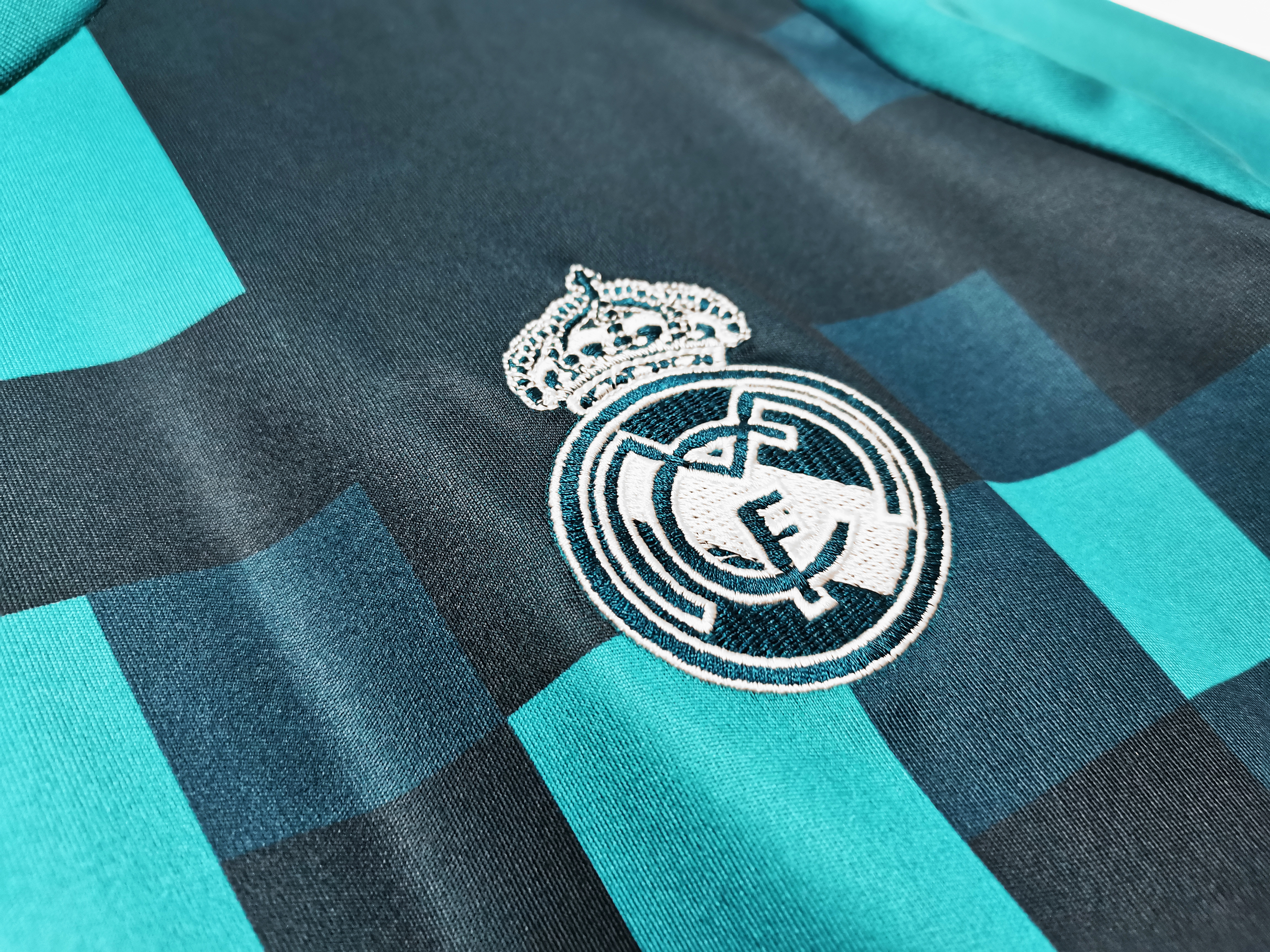 Long sleeves 2017-2018 Real Madrid third jersey