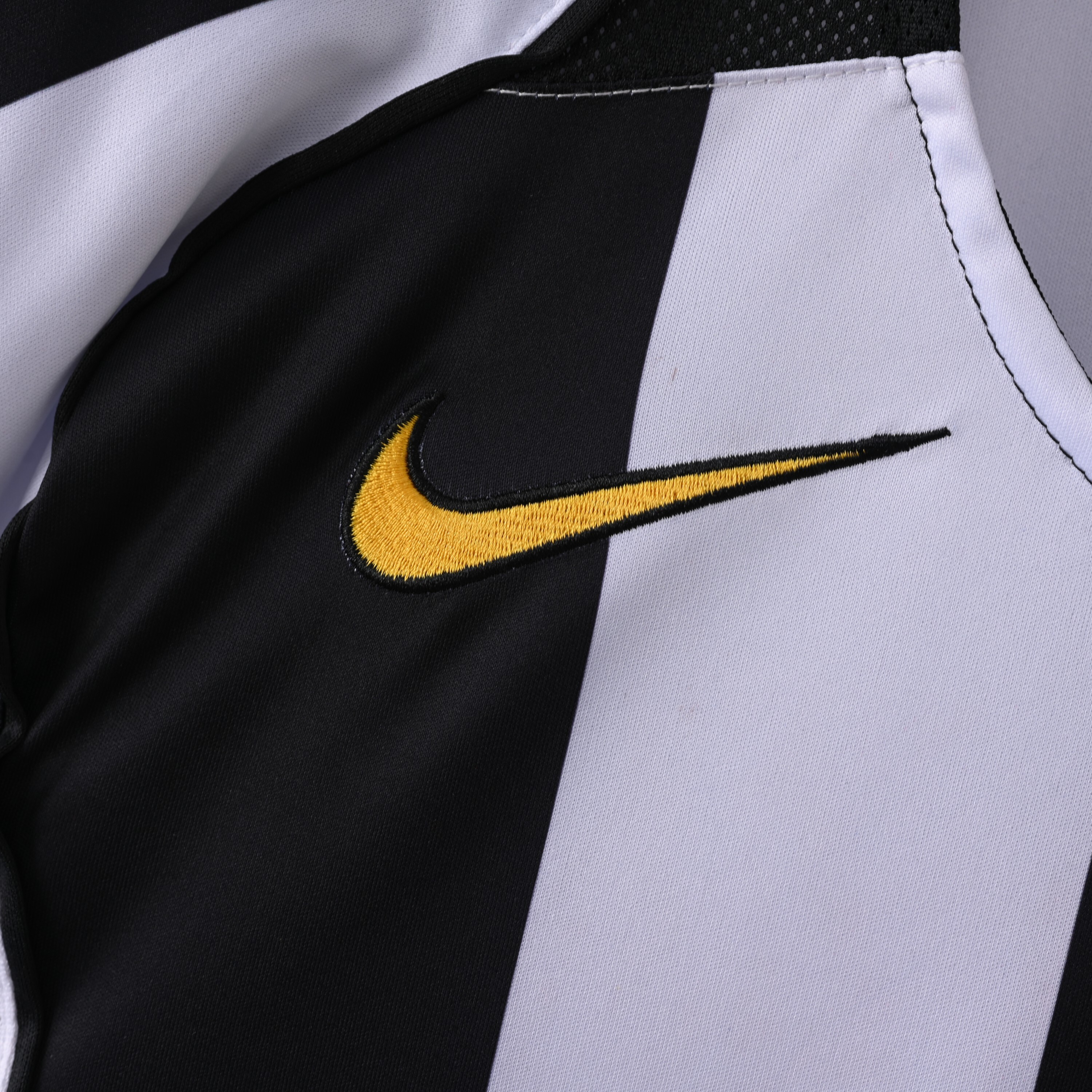 2004-2005 Juventus Home jersey