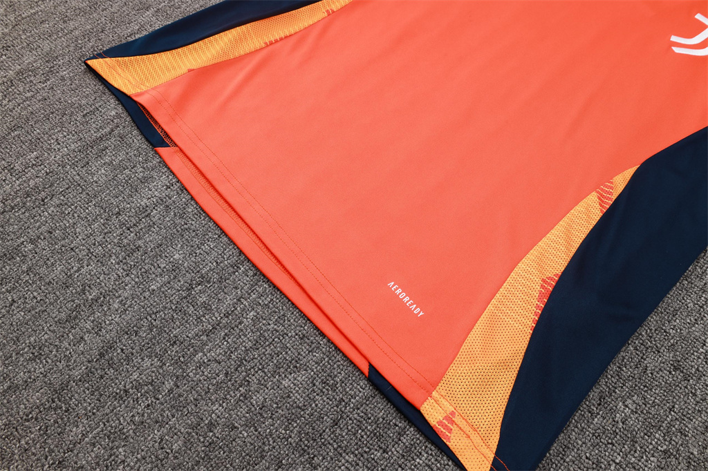 Juventus Training Jersey 24/25