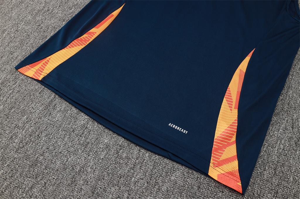 Juventus Training Jersey 24/25