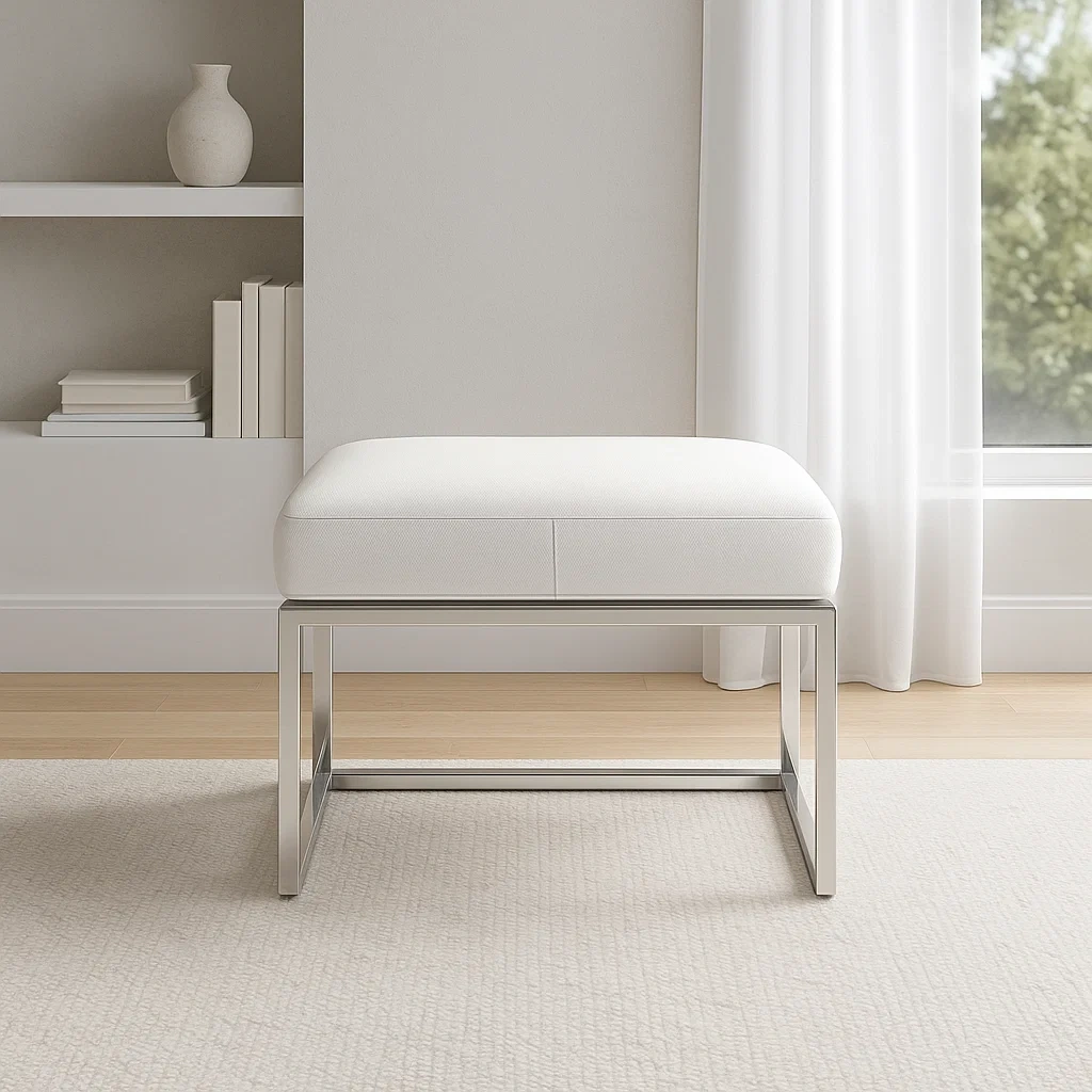 Tabouret baroque noir avec coussin blanc rembourré