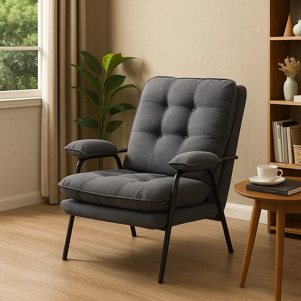 Fauteuil lounge moderne en tissu gris avec accoudoirs et coussins