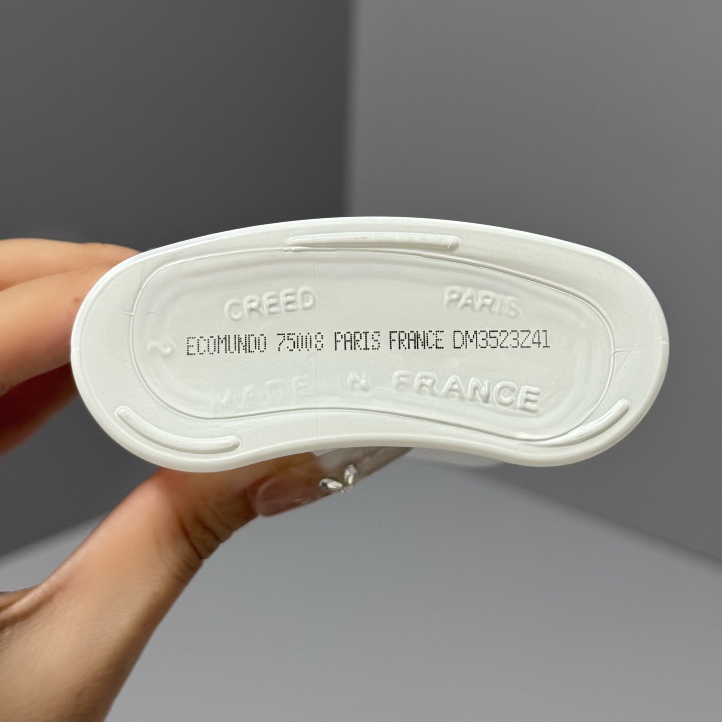 The bottle color of Creed Aventus Pour Homme 100ml is white, and the relevant introduction is as follows: Bottle Design: The white opaque bottle body resembles a snow - covered slope, and the silver bottle cap is like a shining glacial stream. The ov