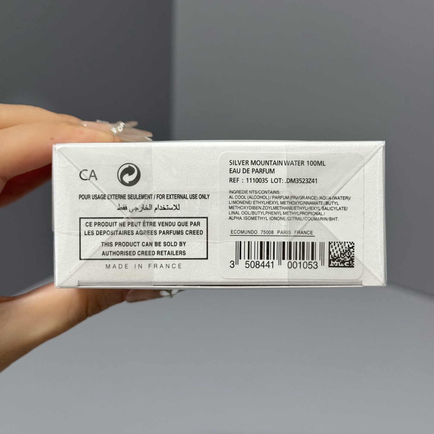 The bottle color of Creed Aventus Pour Homme 100ml is white, and the relevant introduction is as follows: Bottle Design: The white opaque bottle body resembles a snow - covered slope, and the silver bottle cap is like a shining glacial stream. The ov