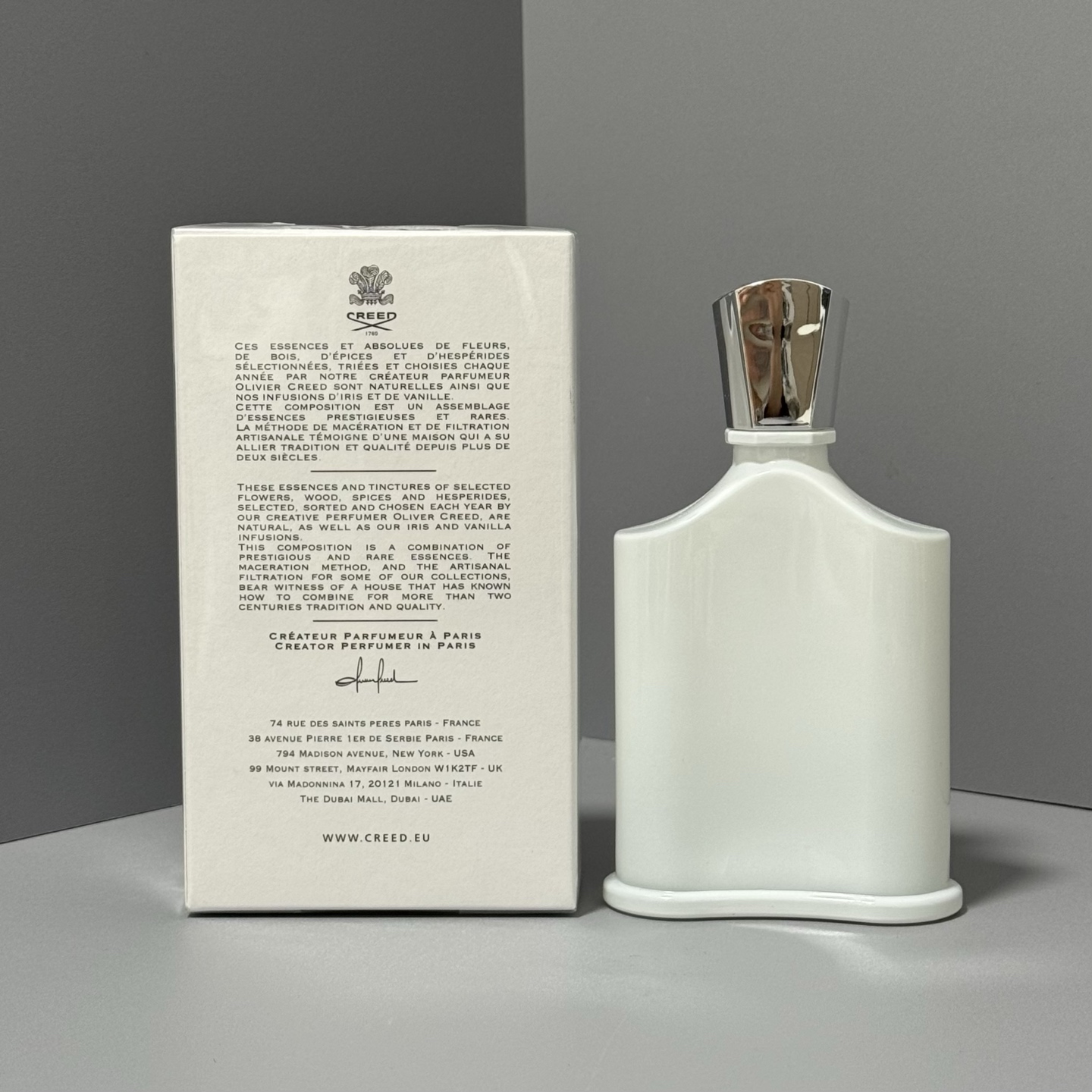 The bottle color of Creed Aventus Pour Homme 100ml is white, and the relevant introduction is as follows: Bottle Design: The white opaque bottle body resembles a snow - covered slope, and the silver bottle cap is like a shining glacial stream. The ov
