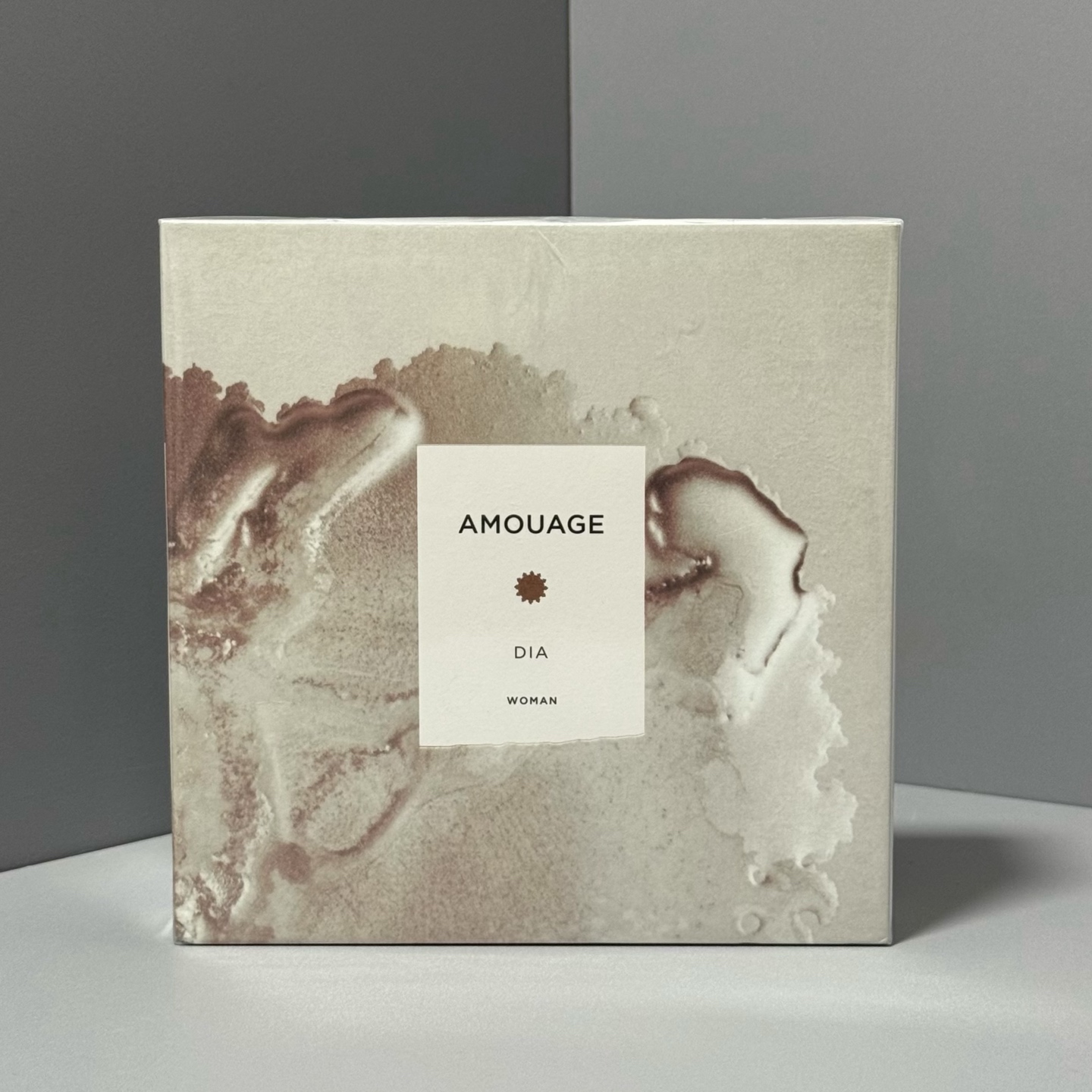 It is suitable for women aged 30 and above who pursue elegance and refinement. It is appropriate for daily office work, dates, and formal occasions. The soapy floral fragrance notes give a clean and high - end feel, which matches the mature temperame